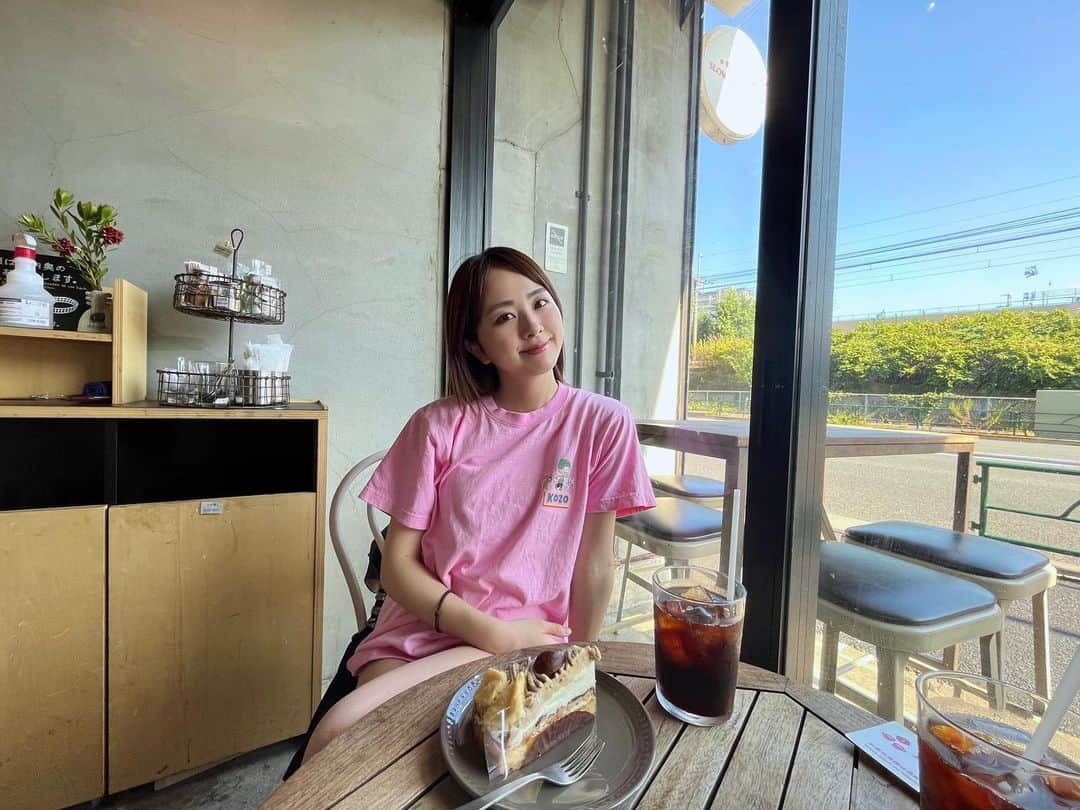 のインスタグラム：「あっついですね🫠 アイスコーヒーが沁み渡る ⁡ 稽古の日々なので 私服をほとんど着てません ⁡ その分、おかわなTシャツたちで テンション上げてます🫰 ⁡ 最近お気に入りのMetaKozo Tシャツ 私の推しメン天使ちゃん( @ito_yui0426 )と色違い😇🫶 ⁡ 他にもたくさんかわいい服あったから みんなも見てみてね♪ ⁡ #MetaKozo #Tシャツ」