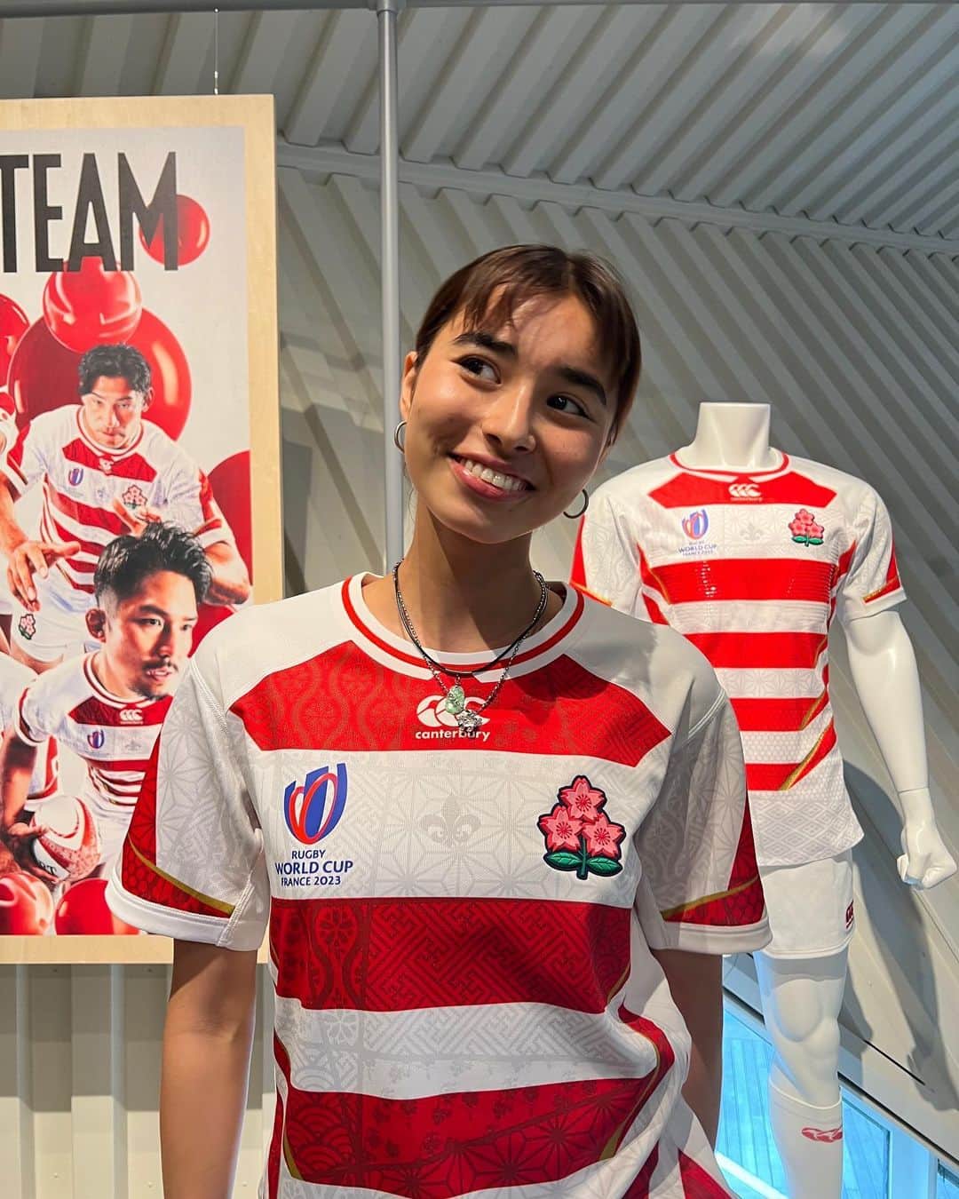 静華ジャズミンのインスタグラム：「team Japan's jerseys are made from upcycled sports tops collected from fans!   #sustainablefashion in sports.  WE 🏉 it  #2023rugby   2023年の日本のRugby World Cup選手は、ファンからお洋服を集めて再生ポリエステルで作られたジャージーを着ながら戦うようです。  熱い思いが練り込まれたシャツでのプレーを見るのが楽しみです！  高校時代はタッチラグビーと水泳を思いっきりやってきたので、 2023 ラグビーワールドカップを見るのがexcited!   今年はイギリスから見るから、それも違う雰囲気でいいかも?!   ちょっと早いけどTeam Japan 応援してます」