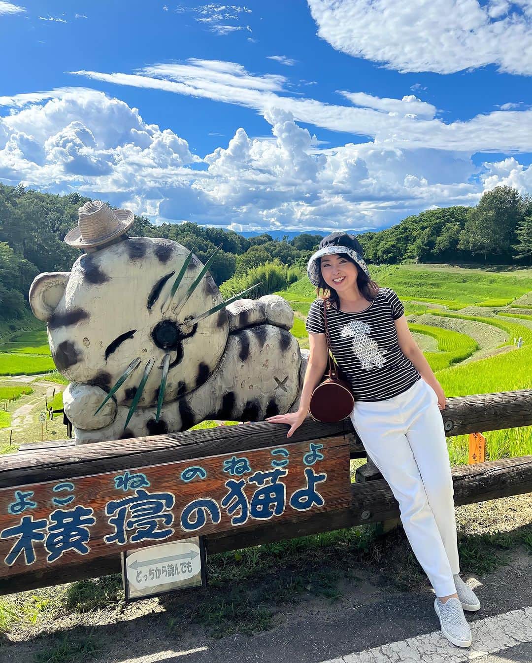牛窪万里子さんのインスタグラム写真 - (牛窪万里子Instagram)「今日は長野県飯田市千代に来ました！大自然を満喫しています♪  ここは日本の棚田百選に選ばれている「よこね田んぼ」今日は良いお天気で、田んぼの緑が青空に映えて素晴らしい景色！！  今日から千代和らぎの郷に宿泊です。 @chiyoyawaragi.log   #長野県飯田市 #千代和らぎの郷 #よこね田んぼ #日本の風景 #日本の棚田百選」8月5日 16時34分 - mariko_ushikubo