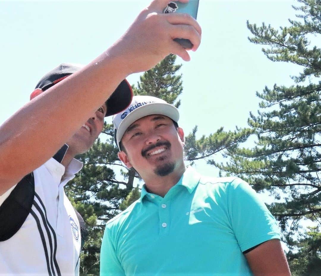  JGTO 男子プロゴルフツアーのインスタグラム：「『横浜ミナト Championship ～Fujiki Centennial～』第3ラウンド⛳️   プロ9年目の佐藤大平が、難条件を5アンダーの「66」で上昇、初Vも十分睨める4位タイまで順位を上げてきた！⤴️   5年前の「日本オープン」は出ていないため、会場の横浜カントリークラブは初体験⛳️ 「すごく海外っぽい雰囲気もあって、風も吹くし凄くやり甲斐がありますね」と、いつも気に懸けてくれる大学先輩、松山英樹が10年連続のプレーオフ進出を懸けて戦う主戦場を想像しながら、自然と気が引き締まる😠✊🏻   宿近くの人気観光地「赤レンガ倉庫」は、奥さまと結婚前にデートした思い出の場所。 「いや多分･･･、行ったと思うんですけれど。違ってたら怒られそう」と、笑った😅  #jgto #golftournament #男子ゴルフ #横浜ミナトチャンピオンシップ #横浜カントリークラブ #佐藤大平」