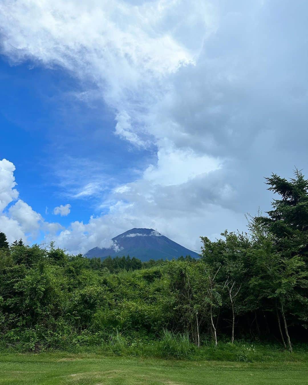 村上麻衣さんのインスタグラム写真 - (村上麻衣Instagram)「富士山🗻  雪冠のない夏の富士山は はだかみたいでなんだか不思議な感じでした🤭 一瞬、富士山って気付かなかったくらい。  気温が22度くらいだったので 久しぶりに快適な1日でした。 今日の東京はいつも通りの35℃☀️🥵 皆さんもう少し頑張りましょうね〜💦  #ゴルフ#山梨県 #ゴルフ女子 #河口湖 #golf」8月5日 16時51分 - maimaisue