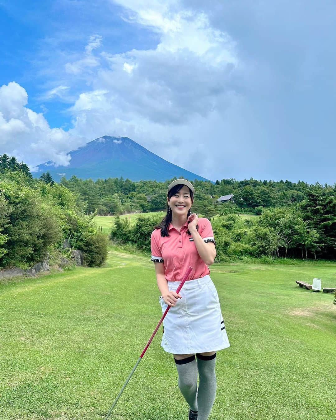 村上麻衣のインスタグラム：「富士山🗻  雪冠のない夏の富士山は はだかみたいでなんだか不思議な感じでした🤭 一瞬、富士山って気付かなかったくらい。  気温が22度くらいだったので 久しぶりに快適な1日でした。 今日の東京はいつも通りの35℃☀️🥵 皆さんもう少し頑張りましょうね〜💦  #ゴルフ#山梨県 #ゴルフ女子 #河口湖 #golf」