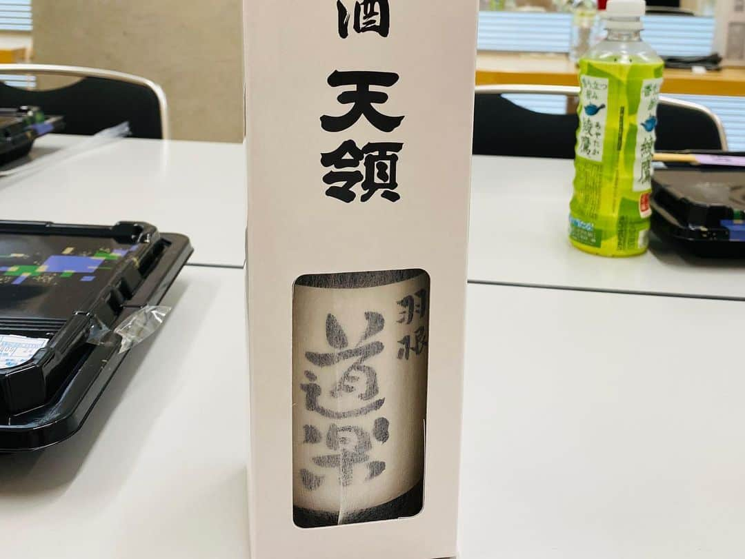 かねきよ勝則さんのインスタグラム写真 - (かねきよ勝則Instagram)「本日岐阜県下呂市で開催の爆笑！お笑いライブin下呂にお越しいただいた方ありがとうございました😄  めちゃくちゃ温かいお客様で楽しかったぁ‼️  ハナコの岡部君から美味しい牛乳を頂きました🥛  主催の方からは日本酒を頂きました🍶  下呂は初めて来たからゆっくりして帰りたかったなぁ🥲  #岐阜県下呂市 #お笑いライブ #ハナコ #岡部 #牛乳  #日本酒 #岡部君と私似てるかな？？ #新宿カウボーイ #かねきよ」8月5日 16時48分 - shinjyukucowboy_kanekiyo