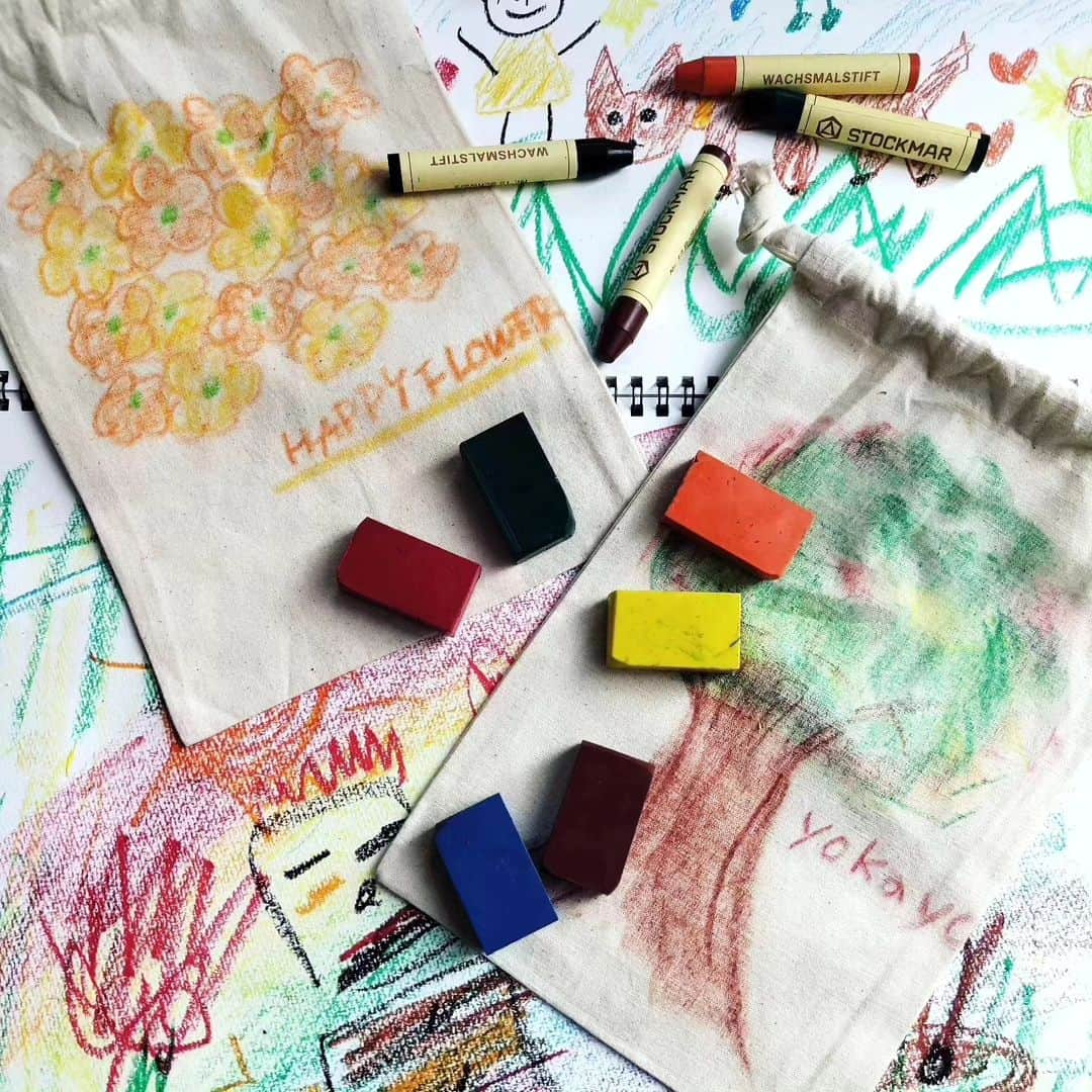 篠田麻里子さんのインスタグラム写真 - (篠田麻里子Instagram)「🎨🎨Kids Art Workshop × おもちゃ箱 「クレヨンと遊ぼう」🖍️🖍️ #yokayoワークショップ  お絵かきをとおして、お子さまの感性を磨くワークショップ 「クレヨンと遊ぼう」を開催いたします🎉  お絵かきは、お子さまが生まれてはじめて挑戦する「自己表現」です。 感性や想像力を育んだり、手指を動かすことが脳の発達を促したり、 私たちの想像以上に子どもの成長にとても大切な遊びと言われています。 また、思わずほほえんでしまうお子さまが今の時期しか描けないお絵描きは、 パパママにとって世界で唯一の宝物です♥️  そんな大切がいっぱいつまった「お絵かき」を、 子どもたちがのびのび自由に体験できるフロアいっぱいの大きなキャンパス、 大切なお絵かきを思い出に残す巾着ポーチづくり、 ヨーロッパの学校等で使われる安全認証の「みつろうクレヨン」等、 普段のご自宅にはないような環境で体験できる場をご用意しました🥰  また、おもちゃ箱さんから元幼稚園教諭の講師をお招きし、 お絵かきを楽しめるようにサポートもさせていただきます。  お絵かきの合間に皆さまとティータイムをはさみ、 子育てトークや座談会の場も設けております。 パパママの皆さまと子どもたちと、お絵かきやお話をしたり、やりとり楽しめる場になればと思います。 ぜひご参加ください😊  @shinodamariko3 @shinomama_diary  「クレヨンと遊ぼう」概要 開催日時:🗓️ 2023年8月20日（日）11:00-13:00 ❗お申し込み多数の場合は、先着順にて決定し改めてご連絡差し上げます。  開催場所:📌 - 東京都渋谷区 ❗お申し込み後に別途ご案内致します。  対象年齢:👶 - 年齢制限無し  参加費用:💳 -  3,500円（税込）1組（お子様1名＋大人1名） ❗親子での参加必須。 ❗大人の方1名でのご参加は不可です。  参加費用に含まれるもの🎨 - ワークショップ体験費 - 材料費（1組1セットのみ） - ティータイム代  参加オプション♥️ - 大人1名様追加 2,000円 - お子様1名様追加 1,000円 ❗お申し込み多数の場合は、参加オプションをお断わりする場合がございます。  ご応募方法📌 - 応募フォームよりお申し込み https://forms.gle/CA5d2Dh64tn2Weti9 ❗instagramストーリーズにてご案内も致します。 ❗お申し込み多数の場合は、締切とさせていただきます。」8月5日 16時51分 - shinodamariko3