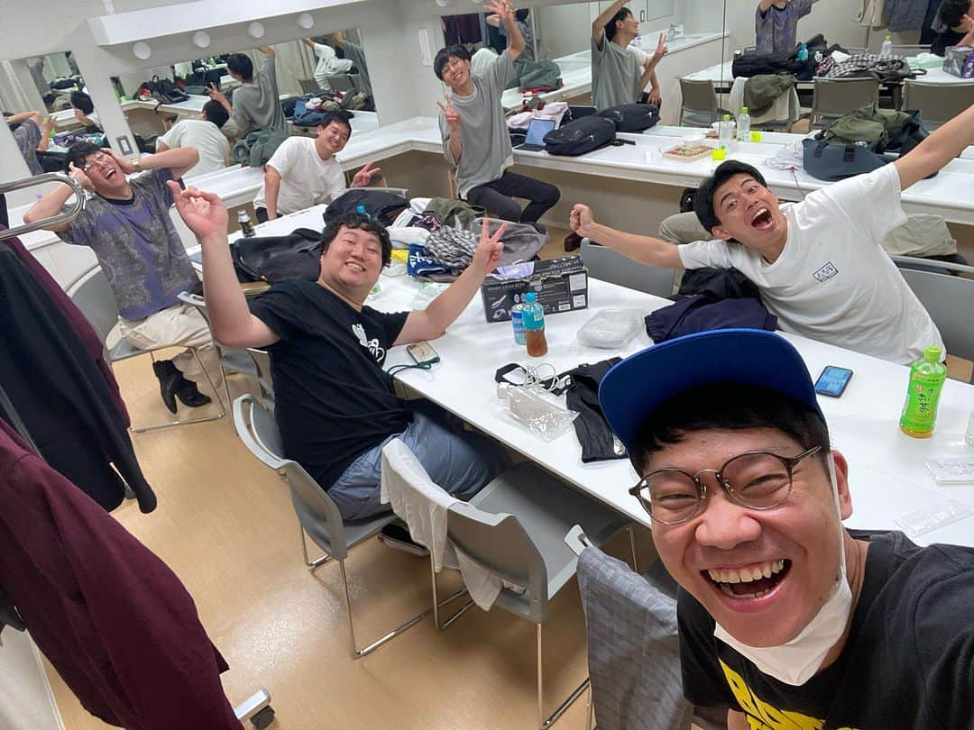 岡下雅典さんのインスタグラム写真 - (岡下雅典Instagram)「M-1ツアー秋田！ 秋田の滞在時間6時間！ 初瀬さんとアイス食うた思い出しかなかったので無理やり楽屋のみんなに楽しそうにしてくれって頼んで写真撮りましたよ💋」8月5日 16時51分 - consuta_okasita