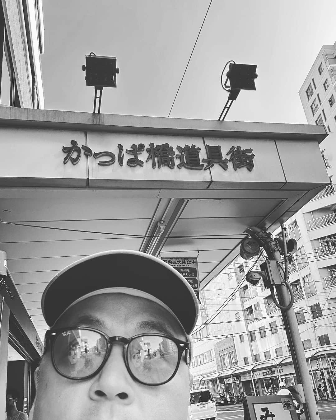 Utsuさんのインスタグラム：「さしみ用の皿を買いに合羽橋へ。いい感じのが買えて満足。東京は、どこに行っても外国人だらけ。いい感じで戻ってきてくれて感謝。」