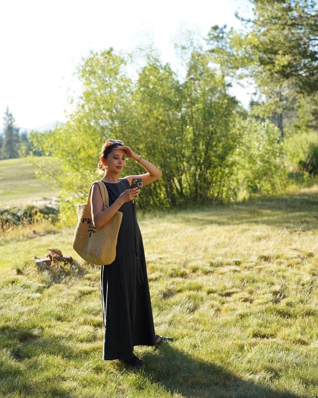 大橋菜央のインスタグラム：「Outfit of the day in Sunriver Resort🌞 . . . 街を散策するのもプールにも大活躍した @acdre_official のブラックワンピ😎 . 動きやすくラインが出すぎない程よいゆとりと 夏にも重くなりすぎないカラーと素材感が◎ . どんどん焦げていくブラウン肌にも ぴったりでした🧑🏾 . . . Onepiece @acdre_official  Bag & shoes @prada」