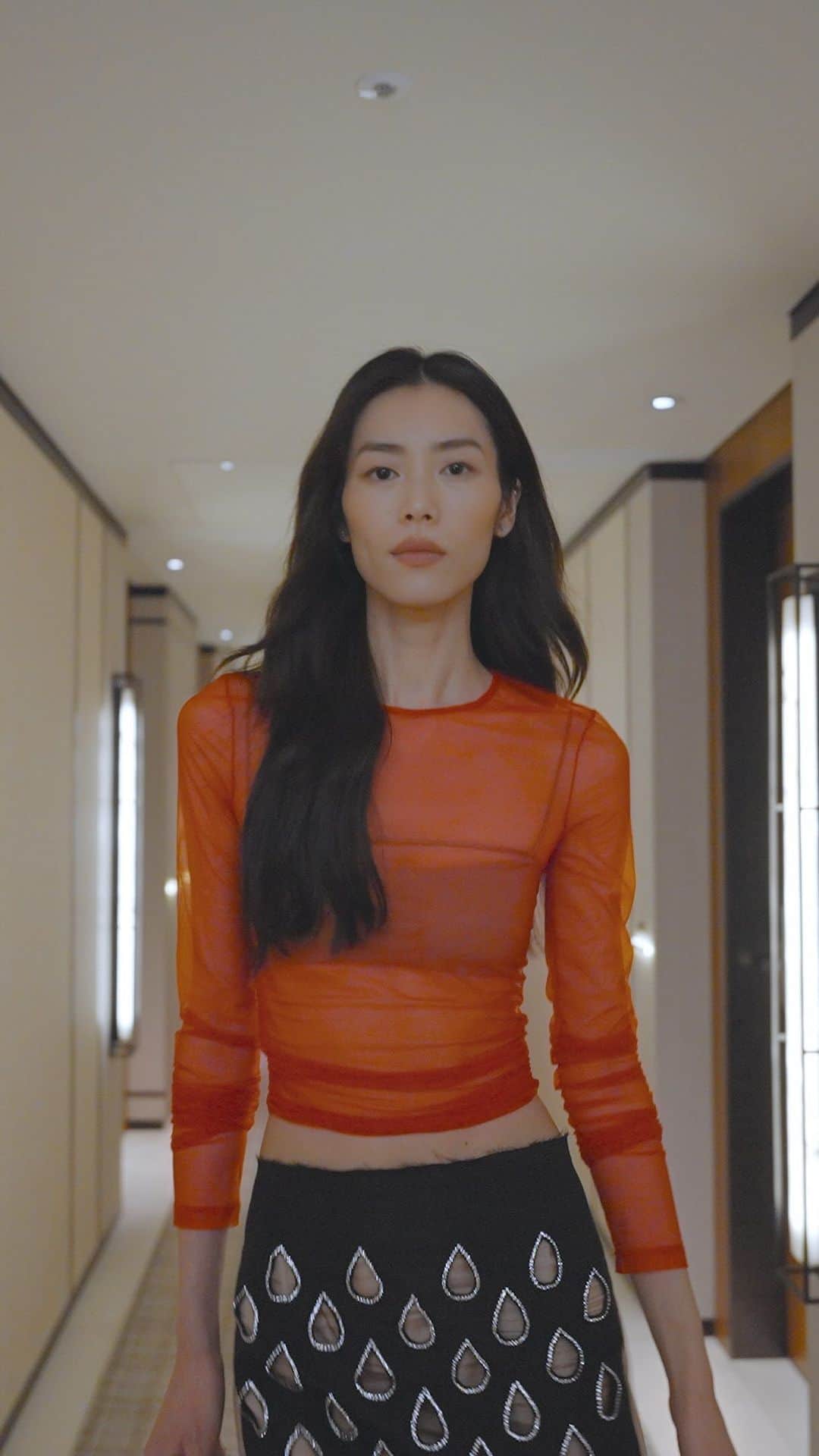 グッチのインスタグラム：「Liu Wen, the protagonist of the Gucci Bamboo 1947 campaign, shares the contents in the latest episode of The 21.    Gucci’s interview series sees its protagonists answering a series of questions and speaking about the contents of their bags — adding up to twenty-one elements.   Watch the full video via link in bio.   #LiuWen #GucciBamboo1947」