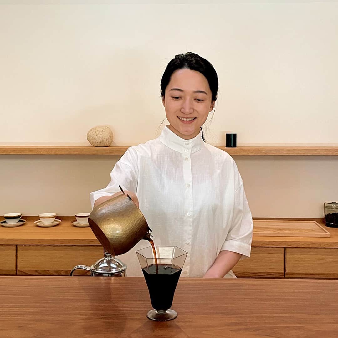 &Premium [&Premium] magazine.さんのインスタグラム写真 - (&Premium [&Premium] magazine.Instagram)「大和まこさん（@makoyamato）の本誌連載「&Kyoto」、今号のテーマは「整える」。心が整う体験やアイテムと出合える場所を紹介しています。『鈍考／喫茶 芳』は、ブックディレクター・幅允孝さんの私設図書室であり、喫茶室。宝幢寺の借景、深みのあるネルドリップコーヒーと共に、非日常へ連れていってくれます。 #andpremium #アンドプレミアム  #暮らしの本 #thebetterlifebook #kyoto #andkyoto #京都さんぽ部 #幅允孝 #鈍考 #喫茶芳 #ブックカフェ #京都カフェ #京都喫茶店 #宝幢寺」8月5日 17時01分 - and_premium
