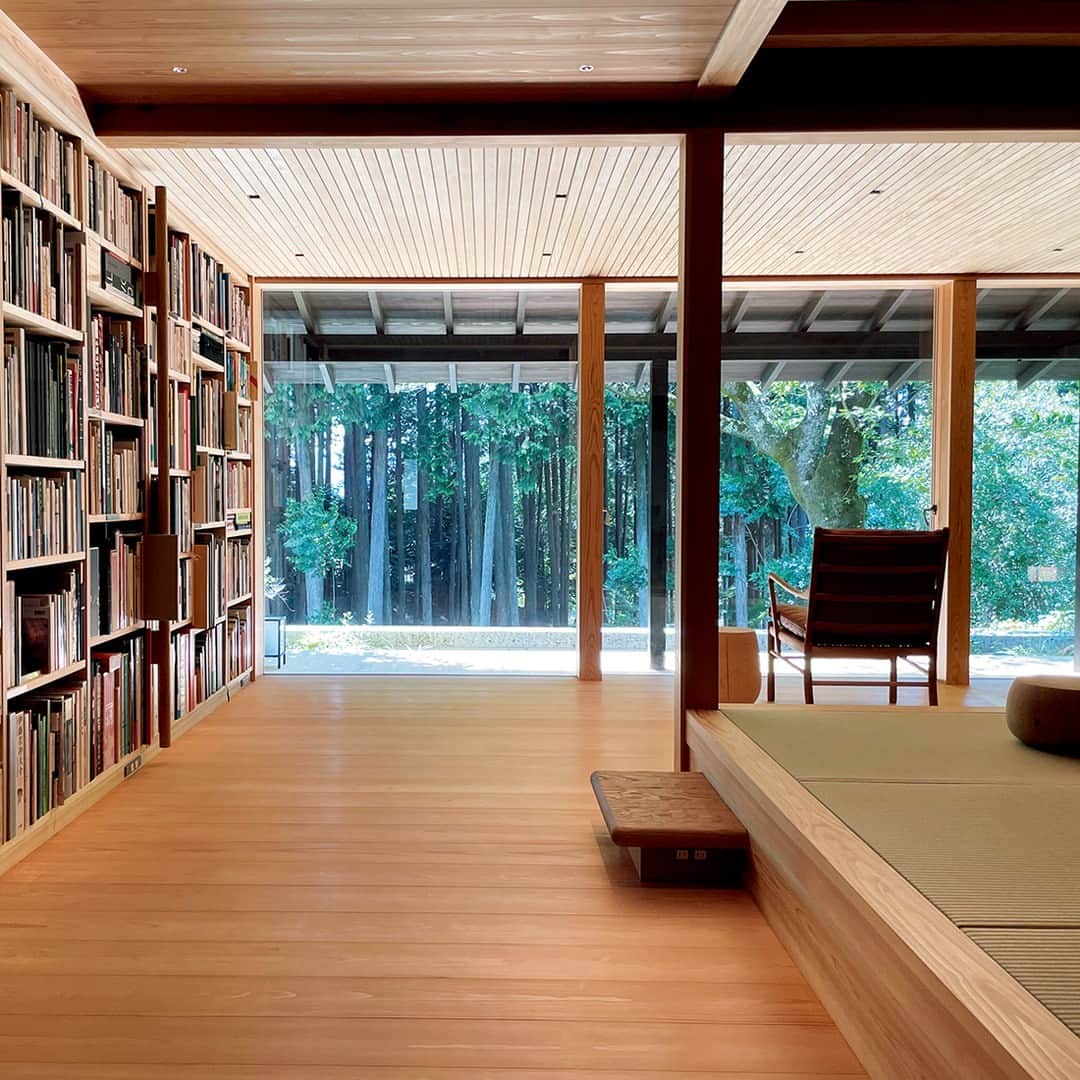 &Premium [&Premium] magazine.さんのインスタグラム写真 - (&Premium [&Premium] magazine.Instagram)「大和まこさん（@makoyamato）の本誌連載「&Kyoto」、今号のテーマは「整える」。心が整う体験やアイテムと出合える場所を紹介しています。『鈍考／喫茶 芳』は、ブックディレクター・幅允孝さんの私設図書室であり、喫茶室。宝幢寺の借景、深みのあるネルドリップコーヒーと共に、非日常へ連れていってくれます。 #andpremium #アンドプレミアム  #暮らしの本 #thebetterlifebook #kyoto #andkyoto #京都さんぽ部 #幅允孝 #鈍考 #喫茶芳 #ブックカフェ #京都カフェ #京都喫茶店 #宝幢寺」8月5日 17時01分 - and_premium