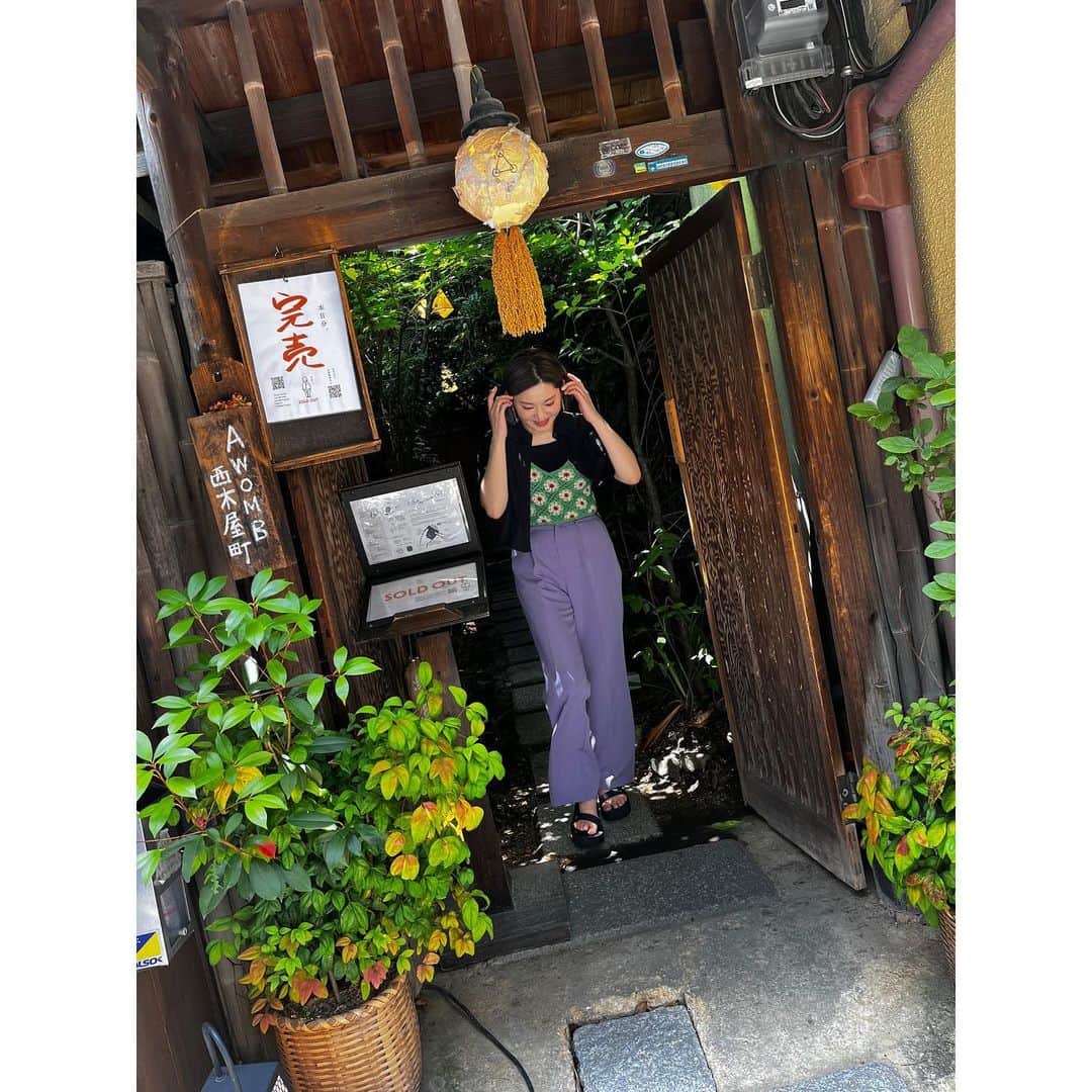 有村智恵さんのインスタグラム写真 - (有村智恵Instagram)「京都→福岡→熊本。  暑いので皆さん体調にはくれぐれもお気をつけ下さいね🥺  #thisisshizen  #紫陽花アイス #3枚目はオシャレなデパートのトイレの入り口 #immersivemuseum  #印象派展 #熊本まゆみ農園のひまわり畑 #いろはのカキ氷屋さんで #必死にお皿に向かい合った結果 #眉毛が繋がっても可愛い顔してくれる天使」8月5日 17時02分 - chiearimura