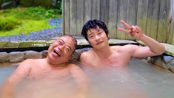 出川哲朗の充電させてもらえませんか？【公式】のインスタグラム：「こんにちはッ🍉✨✨  本日は放送ありますッ🌈 しかも、放送200回記念🎉✨  ゲストは！とうとうリベンジの田中圭さん＆仲良しオカリナさんとの北海道の温泉旅🐴♨️  田中圭さんのスポーツ姿に温泉シーンと、カッコいい＆カワイイが盛りだくさん！☀️オカリナさんはモグモグです🍖  今夜6時30分からです💫  #出川哲朗  #出川哲朗の充電させてもらえませんか  #田中圭 #おかずクラブ」