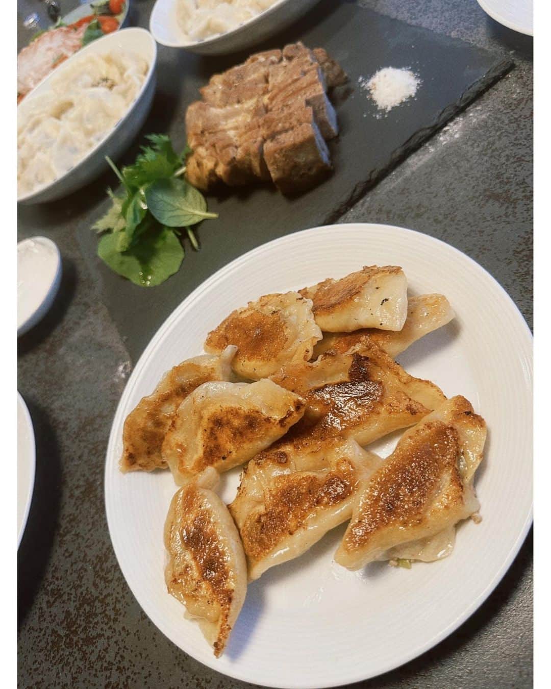 佐々木希さんのインスタグラム写真 - (佐々木希Instagram)「お友達のお家で、 餃子パーティしていただきました🥟 みんなで包んでワイワイ。 本格的な餃子を食べる事が出来て、幸せ♡」8月5日 17時02分 - nozomisasaki_official