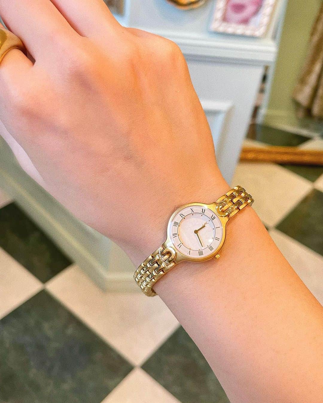 vintage Qooさんのインスタグラム写真 - (vintage QooInstagram)「Perfect accessories for your wrists: #vintagewatch   ▼Customer service English/Chinese/Korean/Japanese *Please feel free to contact us! *商品が見つからない場合にはDMにてお問い合わせください   ▼International shipping via our online store. Link in bio.  #tokyovintageshop #오모테산도 #omotesando #aoyama #表參道 #명품빈티지 #빈티지패션 #도쿄빈티지샵  #ヴィンテージファッション #ヴィンテージショップ #watch #vintagewatches #ウォッチ」8月5日 17時03分 - vintageqoo