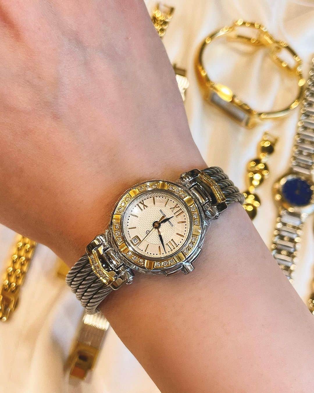 vintage Qooさんのインスタグラム写真 - (vintage QooInstagram)「Perfect accessories for your wrists: #vintagewatch   ▼Customer service English/Chinese/Korean/Japanese *Please feel free to contact us! *商品が見つからない場合にはDMにてお問い合わせください   ▼International shipping via our online store. Link in bio.  #tokyovintageshop #오모테산도 #omotesando #aoyama #表參道 #명품빈티지 #빈티지패션 #도쿄빈티지샵  #ヴィンテージファッション #ヴィンテージショップ #watch #vintagewatches #ウォッチ」8月5日 17時03分 - vintageqoo