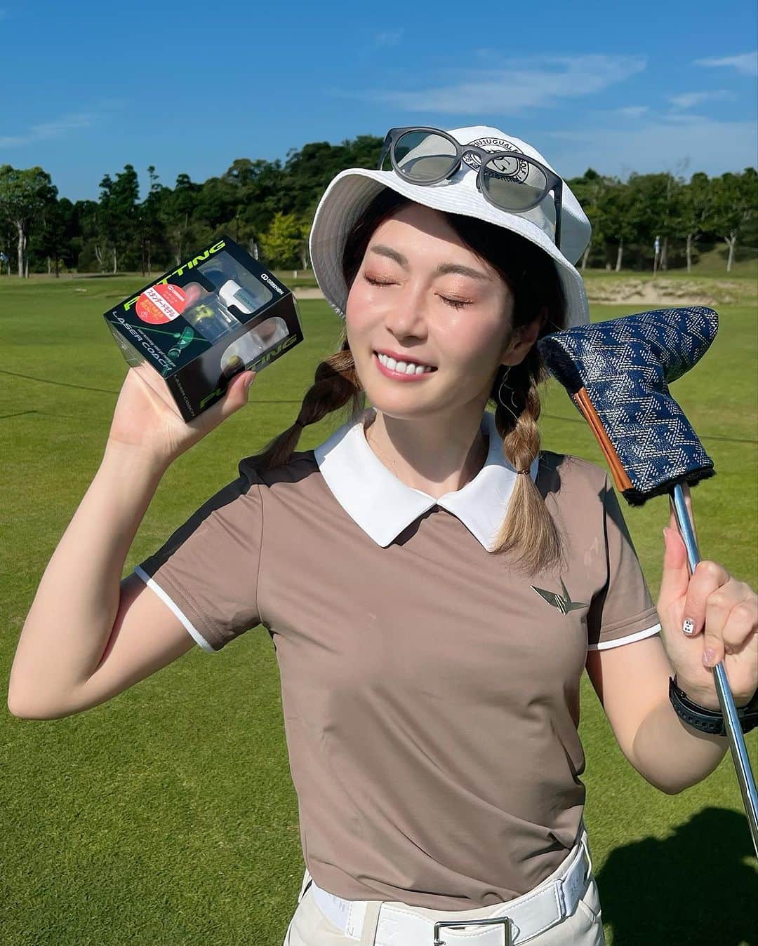 のインスタグラム：「パター練習器具使ってみたレポ⛳️ レーザーで自分のストロークが見えるぅぅ👀 朝のグリーンでやったら、普段ぶれぶれなんだと再確認😗 毎回違うストロークなのもアカン🙄 そりゃ40パットも良く叩くわけだ😇  何球かこれで練習して、この日はとりあえず1バーディーGET🥰  家のパターマットでもやってみよう🤔  知ってる人もいるグッズなのかなぁ？？  PR @greenonjp #グリーンオン #レーザーコーチパッティング #ゴルフグッズ #パター練習 #ゴルフ女子  #ゴルフ練習 #ゴルフ上手くなりたい」