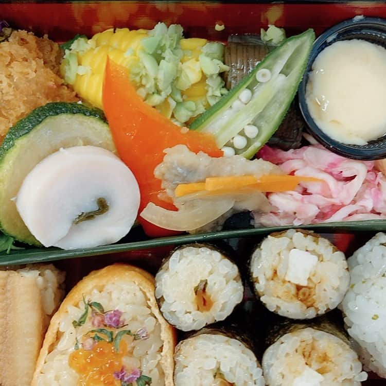 松田洋治さんのインスタグラム写真 - (松田洋治Instagram)「東京公演最後のお弁当をいただく。これまで数々の美味しいお弁当をいただきました。ありがとうございました。我々、かなりお弁当を食べる職種だと思います、年間幾つ食べていることか、、でもいつまでたっても大好きなんですよね。必ず完食します。しないではいられない、、、中毒か。  #THEATERMILANOZa #少女からの呼び声 #安田章大 #咲妃みゆ #唐十郎 #新宿梁山泊」8月5日 17時16分 - youjimat