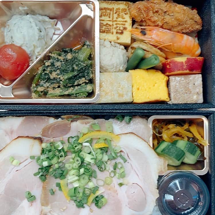 松田洋治さんのインスタグラム写真 - (松田洋治Instagram)「東京公演最後のお弁当をいただく。これまで数々の美味しいお弁当をいただきました。ありがとうございました。我々、かなりお弁当を食べる職種だと思います、年間幾つ食べていることか、、でもいつまでたっても大好きなんですよね。必ず完食します。しないではいられない、、、中毒か。  #THEATERMILANOZa #少女からの呼び声 #安田章大 #咲妃みゆ #唐十郎 #新宿梁山泊」8月5日 17時16分 - youjimat