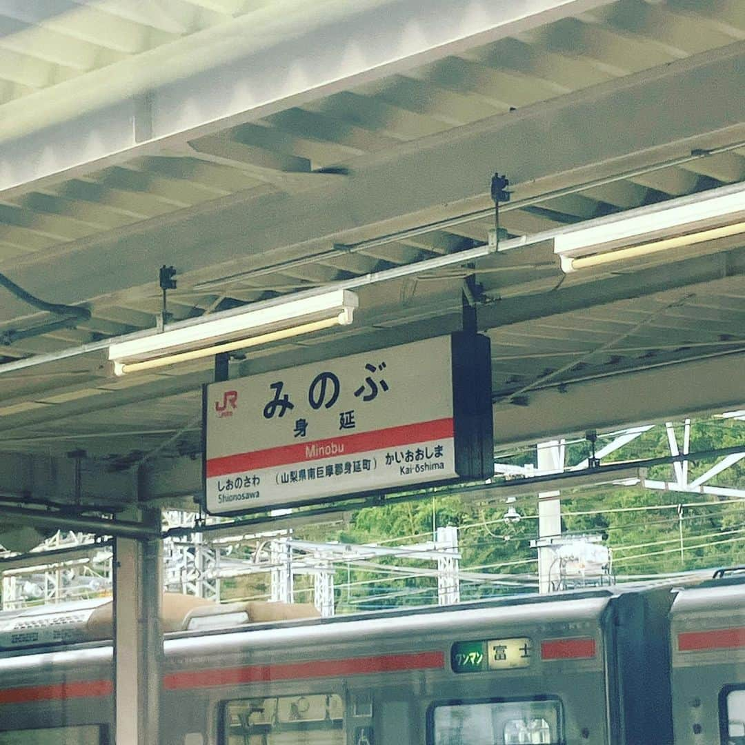 林輝彦さんのインスタグラム写真 - (林輝彦Instagram)「林輝彦です。 電車は身延へ。 私は以前、山梨県にある ラテ兼営の放送局で (ラジオとテレビが両方ある放送局) アナウンサーをしていました。 身延山に関係するラジオ番組を 担当していたこともあるんですよ！ 懐かしい😳 #身延山#の時間#です。」8月5日 17時16分 - satv_hayashi1117