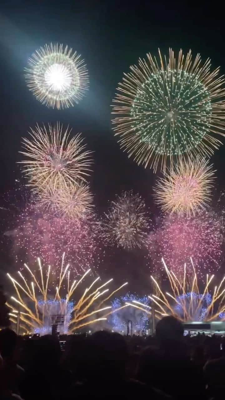 ayaのインスタグラム：「🎆２０２３夏🎐  4年ぶりに開催された横浜みなとみらいの花火大会💕🥹  30分で約20000発の花火が打ち上げられて圧巻でした👏✨  今年の夏はやっとみんなが自由に出歩けて 日常が戻ってきたなと実感しました♥︎  日々の小さな幸せを当たり前やと思わず感謝しながら、 これからも過ごしていきたいです\\٩( 'ω' )و //  みんなにとって素敵な夏になりますように🍧❤️  #横浜#横浜みなとみらい#みなとみらい#みなとみらい夜景 #横浜観光 #横浜デート #横浜ホテル#インターコンチネンタル横浜 #花火大会#花火#花火大会2023 #fireworks」