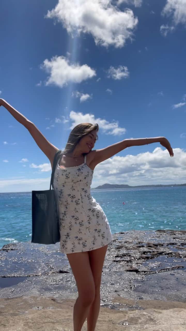 Mieのインスタグラム：「自分の人生って一回きりだし、人の人生は歩めない、自分だけの尊い道があって、もう二度と来た道は戻れない、先にしかすすめない大切な道🤍🥹  でこぼこの道は色んな事があるけれど、色んな経験が人を強くも逞しくも優しくも思いやることも出来るようになるんだよね🤍 自分にしか体験出来なかった尊い経験。 良い悪いも含めて楽しんでいかないと！！ってふと海を見て思った🤍 いやいや、楽しめてる🤍  日本⇔ハワイ時差ぼけようやく直って🤣 キッズと海へ✌️  #beach #hawaii  #ハワイ #ハワイ旅行 #ハワイ生活 #ハワイ不動産 #hawaiirealtor  #休日  #夏休み」