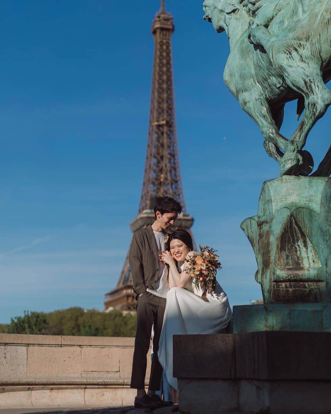ラヴィ•ファクトリーさんのインスタグラム写真 - (ラヴィ•ファクトリーInstagram)「. 【写真で叶える結婚式】 . フランスパリでのお写真📷 ここでしか残すことの出来ない 憧れの構図やロケーションをお聞かせ下さい✨  . —————— Photographer: @eiko_photographer AREA:FRANCE,PARIS —————— @laviefactoryをフォローして #laviefactory #ラヴィファクトリー のハッシュタグをつけて お写真を投稿してみてくださいね✳︎ . こちらの公式IG（@laviefactory） で取り上げさせていただきます✨ . 思わず笑顔になれるハートのある 「家族写真」はラヴィクルール* >>>@laviecouleur_official . #wedding #weddingphotography #photo #ハートのある写真 #instawedding #結婚写真 #ウェディング #ウェディングフォト #撮影指示書 #ロケーションフォト #前撮り#写真好きな人と繋がりたい #フォトウェディング #卒花 #後撮り #ウェディングニュース #前撮り小物 #前撮りフォト #前撮りアイテム #ウェディング撮影 #撮影構図 #撮影指示書 #花嫁コーディネート #花嫁コーデ #パリ前撮り #フランス前撮り #ハネムーン #新婚旅行」8月5日 17時12分 - laviefactory