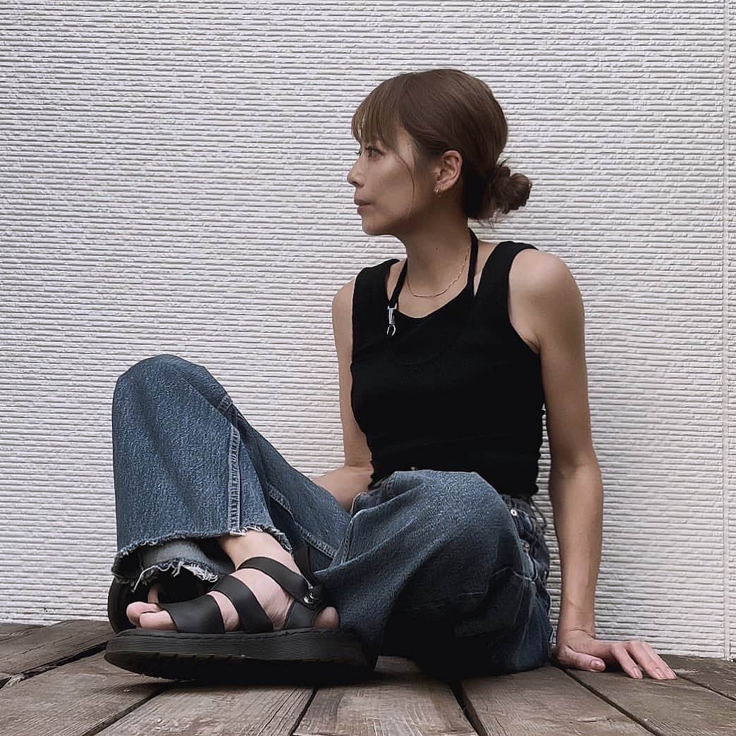 山本明果のインスタグラム：「⠀ ⠀ ⠀ ⠀ 黒いな🐦‍⬛ かわいいトップス🖤 ⠀ ⠀ tops / #maisonspecial  denim / #zara shoes / #drmartens  ⠀ ⠀」