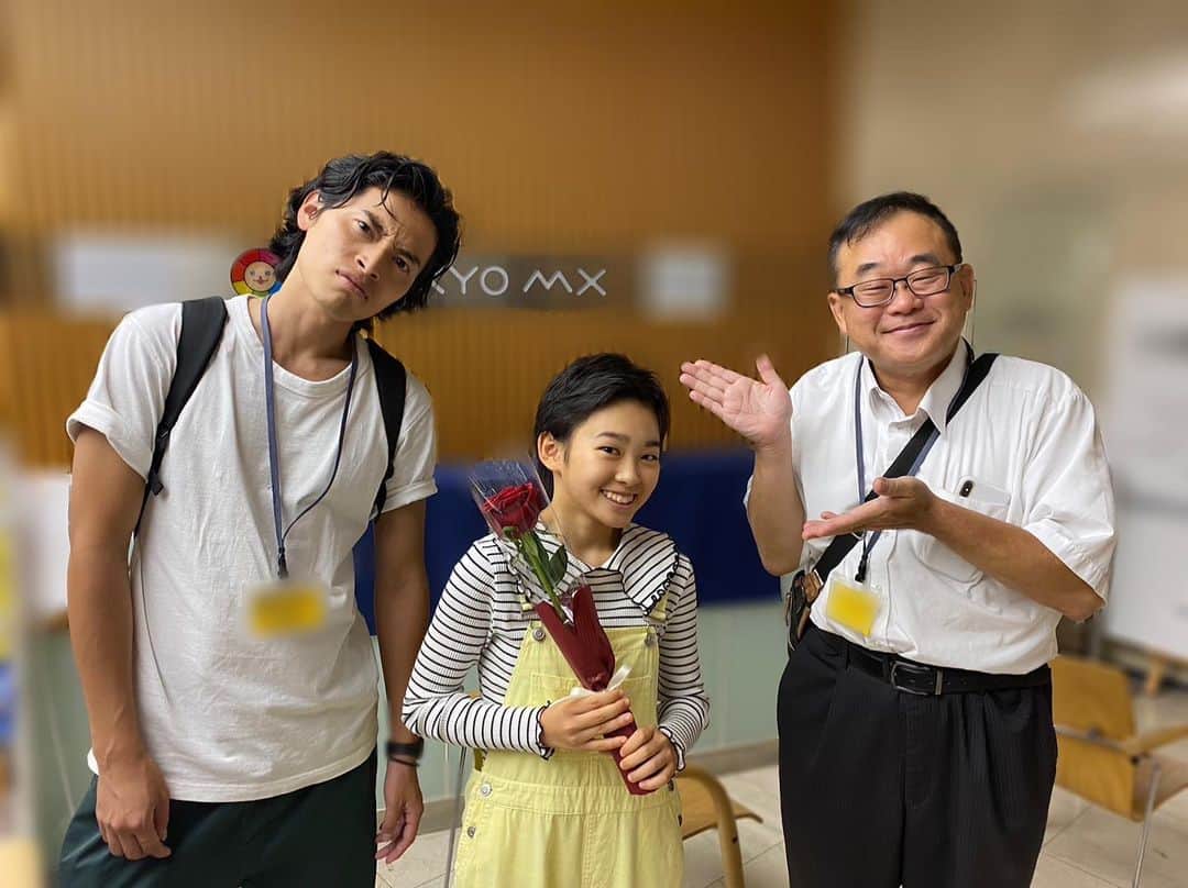 村山輝星のインスタグラム：「📺 出演情報 📺  TOKYO MX「土曜はカラフル！！！」に出演いたします！  2023年8月12日(土)12:00~12:55  📸 レギュラー番組 #はじめての美術館 のスタッフさんと！ なかよしです🎨  バラは、「土曜はカラフル！！！」で共演の 當間ローズさんからいただいたものです🌹  https://www.toumarose.com  是非チェックお願いいたします👀✨  #村山輝星 #劇団東俳 #Tプロジェクト #出演情報 #土曜はカラフル！！！」