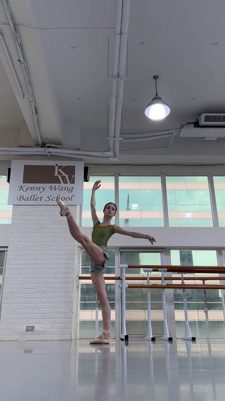 のインスタグラム：「I feel like the longer I dance the more mistakes I see in my practice and as a result my adagio tempo is progressively getting slower and slower. It’s always the slow practice for me 🤍 Chill class at @kenny_wang_ballet_school today in Taibei just before we leave for Tainan 😍」