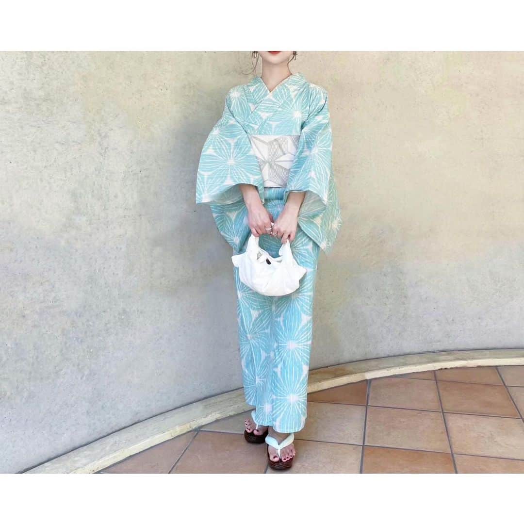 kumiのインスタグラム：「浴衣day🎐..♩  涼し気な色味と上品な柄のバランスに惹かれたこの浴衣。 2年の月日を経て、やっと袖を通すことができて嬉しい😊   @therow のリネンのアスコットを合わせて。  息子は甚平🐳＊ 旅の時のパジャマにもしてるんだけど 甚平姿もたまらなく可愛い♡  今年は一緒にかき氷🍧が食べれるなんて 母感慨深すぎて涙🥲♡👦🏻」