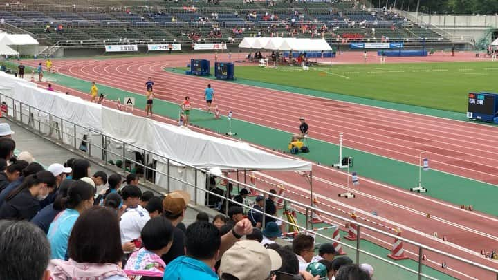 中西麻耶のインスタグラム：「広島工業大学高校(@kdk_track.field ) の試合に付添させて頂きました。  広工大高には同い年の冨山先生が在籍しており、鶴学園様の支援の元、ピンチの場面で色々とお世話になっております。  世界選手権でも足のチェックマークを最速の3分あまりで作ってもらった凄腕です。  力を持ってる選手でも高校生だと大きい試合での場慣れというのはやはり大きい差が出るんだなと感じる大会でした。  でも負けたくて跳んできた訳ではなく精一杯を尽くしてる姿は見ていてとても刺激になりました。  サポートで来てた部員の方もとても良い生徒で、チームっていいな〜と感じた2日間になりました。  貴重な経験をありがとう😊  そして元北海道ハイテクACメンバーに出逢うという偶然も！沙織はママになっても勢い止まらず進んでる姿がとても輝いて素敵でした！  いいリフレッシュになりました‼️  私はこのまま夏期休暇に入ります🫡」