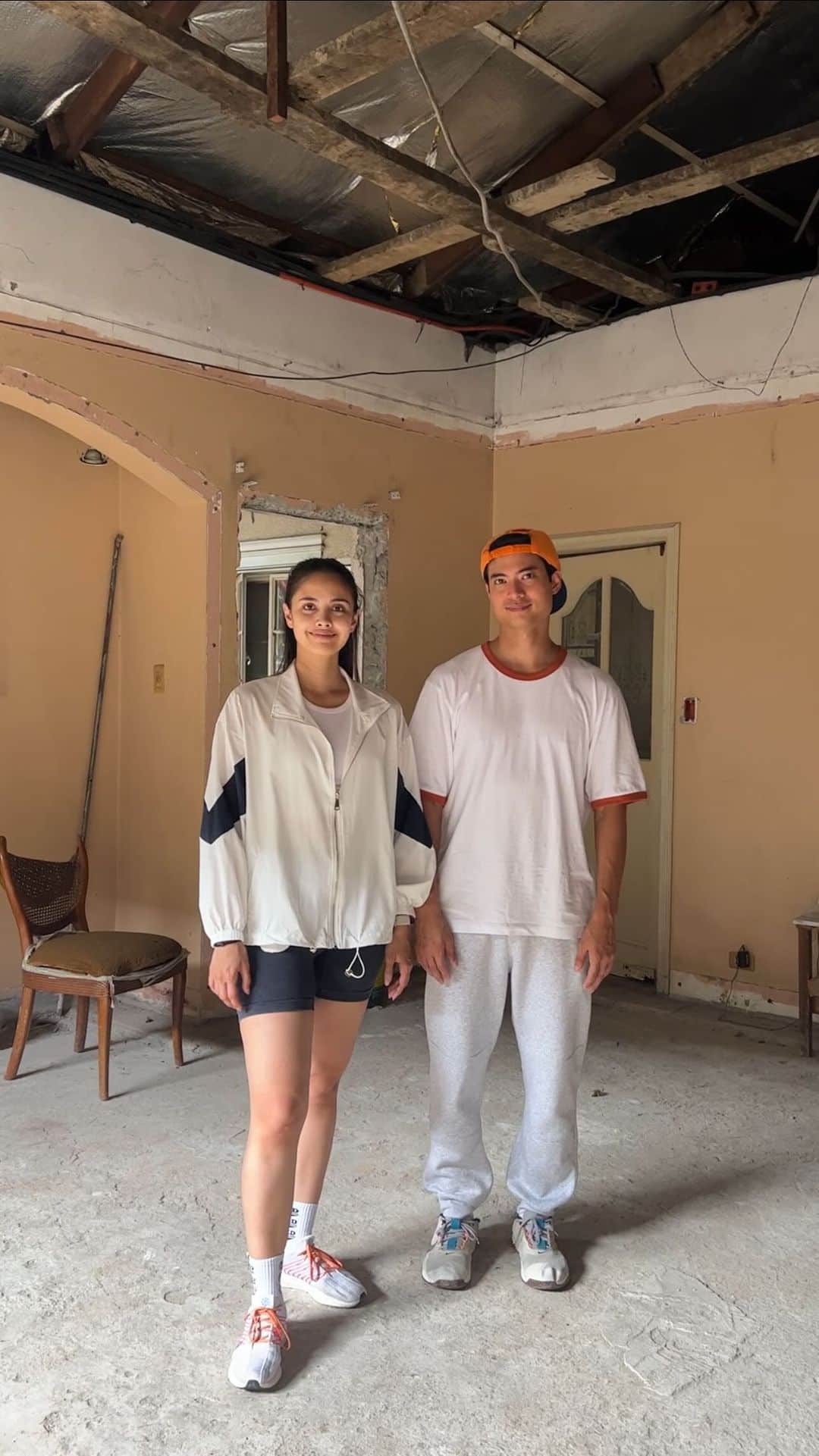 ミーガン・ヤングのインスタグラム：「We are finally building!! Well, more like renovating hahaha! We’ve been working on this for the past six months from discussing with our architects and engineers and finally doing demolition. Fofo and I have loved creating content and we’ve decided to take it to another level by creating a space where we can expand the content we create and push our limits further (huwaw)!! We’re so happy that this is finally happening because we’ve always envisioned having a space like this for our work. We can’t wait to take you along this journey with us and of course the awesome designs and vision that @piannelimdesigns and her team came up with. More reels about the #DaezStudio to come! 🤍」