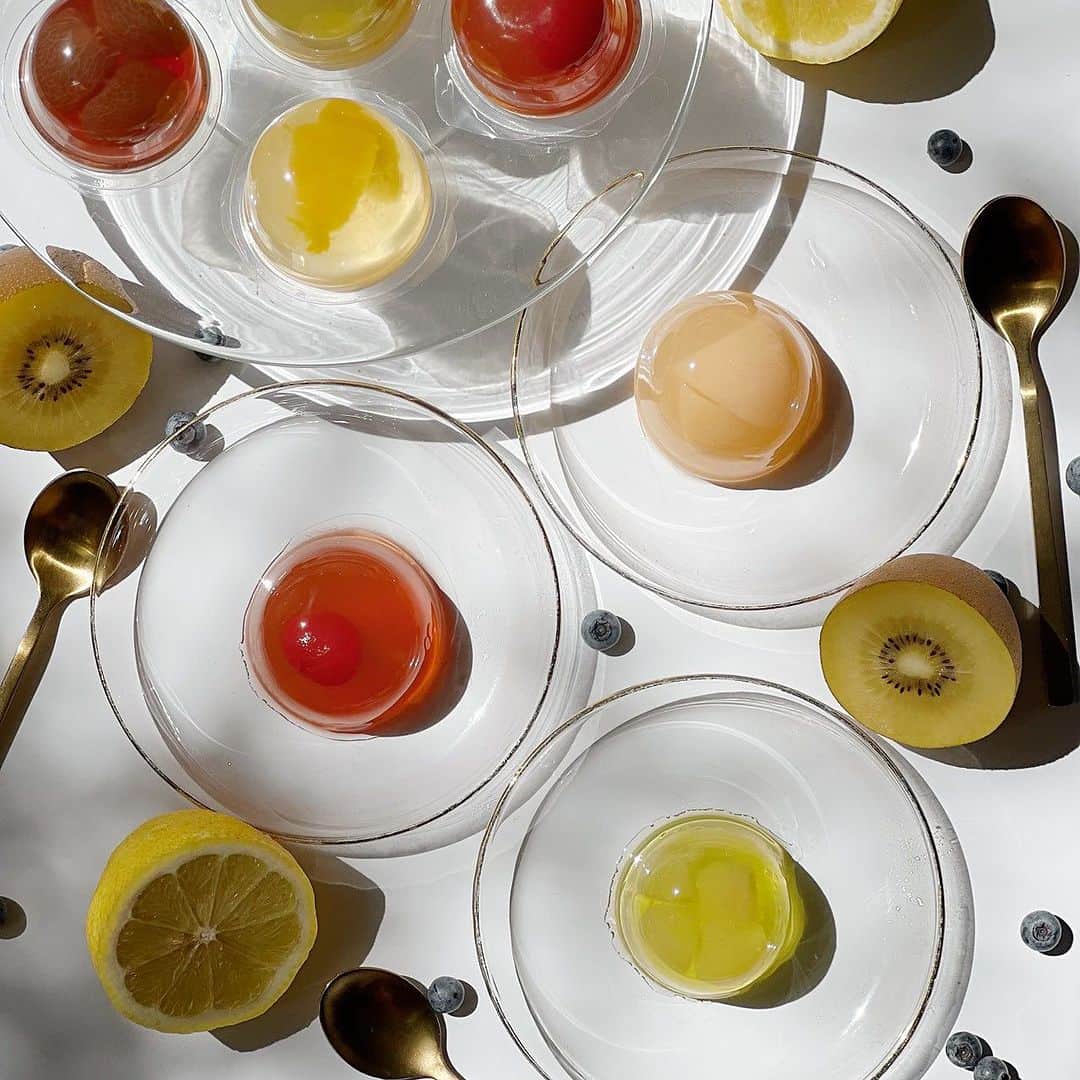 堂島ロール（モンシェール）さんのインスタグラム写真 - (堂島ロール（モンシェール）Instagram)「. . 帰省土産にいかがですか？ 🍊🥝🍒 堂島フルーツゼリー 🍑🍇🍊  . さわやかな果汁を使ったゼリーに、色とりどりの 果実をギュッととじ込めました。  各地から厳選したフルーツの果汁と果肉を使った、 色とりどりに輝くゼリー。 素材そのものの味が引き立つよう、甘さは控えめ  に仕上げました。  果実の美しい色、つるりと心地よい食感、芳醇な香り…。 帰省土産にもぴったりの、モンシェールの人気商品です。  . 堂島フルーツゼリー  3個入　1,080円(税込） 6個入　2,160円(税込) 9個入　3,240円(税込） 12個入　3,780円（税込） 16個入　4,860円(税込） 20個入　5,940円（税込）  . ※モンシェール全店舗、公式HP通販サイトにて発売中 全国配送致します‼︎  . 【製造＆販売正社員、パートさん大募集‼︎ 共に学び高めあい、モンシェールを盛り上げる 仲間を大募集しています。 我をと思う方はぜひお気軽下記へご連絡下さい。  モンシェール採用担当:秋元 072-749-4343】  . 路面店:0120-96-1006 （コールセンター）.  @moncher. #ゼリー  #jelly  #夏デザート　 #モンシェール #moncher  #堂島ロール  #dojimarool  #スイーツ #ケーキ  #dojima  #ロールケーキ #帰省　#帰省土産　 #夏スイーツ」8月5日 17時42分 - dojima_moncher