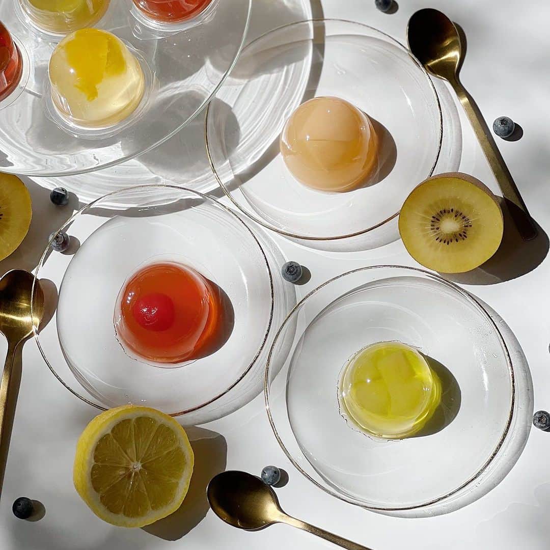 堂島ロール（モンシェール）さんのインスタグラム写真 - (堂島ロール（モンシェール）Instagram)「. . 帰省土産にいかがですか？ 🍊🥝🍒 堂島フルーツゼリー 🍑🍇🍊  . さわやかな果汁を使ったゼリーに、色とりどりの 果実をギュッととじ込めました。  各地から厳選したフルーツの果汁と果肉を使った、 色とりどりに輝くゼリー。 素材そのものの味が引き立つよう、甘さは控えめ  に仕上げました。  果実の美しい色、つるりと心地よい食感、芳醇な香り…。 帰省土産にもぴったりの、モンシェールの人気商品です。  . 堂島フルーツゼリー  3個入　1,080円(税込） 6個入　2,160円(税込) 9個入　3,240円(税込） 12個入　3,780円（税込） 16個入　4,860円(税込） 20個入　5,940円（税込）  . ※モンシェール全店舗、公式HP通販サイトにて発売中 全国配送致します‼︎  . 【製造＆販売正社員、パートさん大募集‼︎ 共に学び高めあい、モンシェールを盛り上げる 仲間を大募集しています。 我をと思う方はぜひお気軽下記へご連絡下さい。  モンシェール採用担当:秋元 072-749-4343】  . 路面店:0120-96-1006 （コールセンター）.  @moncher. #ゼリー  #jelly  #夏デザート　 #モンシェール #moncher  #堂島ロール  #dojimarool  #スイーツ #ケーキ  #dojima  #ロールケーキ #帰省　#帰省土産　 #夏スイーツ」8月5日 17時42分 - dojima_moncher