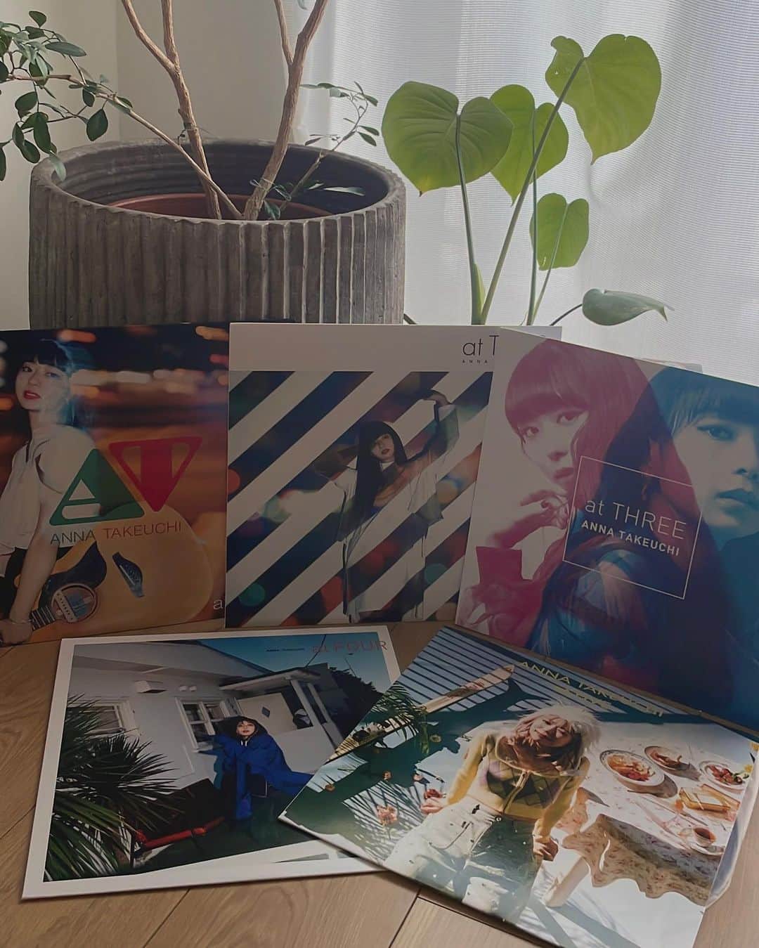 竹内アンナのインスタグラム：「ㅤㅤㅤㅤㅤㅤㅤㅤㅤㅤㅤㅤㅤ  本日！ E.P全5作のレコードがリリースになりました！  ㅤㅤㅤㅤㅤㅤㅤㅤㅤㅤㅤㅤㅤ ネットサイン会もありがとうございます。 ㅤㅤㅤㅤㅤㅤㅤㅤㅤㅤㅤㅤㅤ 手に取ってくれたあなたと一緒に、 長く深く寄り添える作品たちでありますように🌷 ㅤㅤㅤㅤㅤㅤㅤㅤㅤㅤㅤㅤㅤ ㅤㅤㅤㅤㅤㅤㅤㅤㅤㅤㅤㅤㅤ」