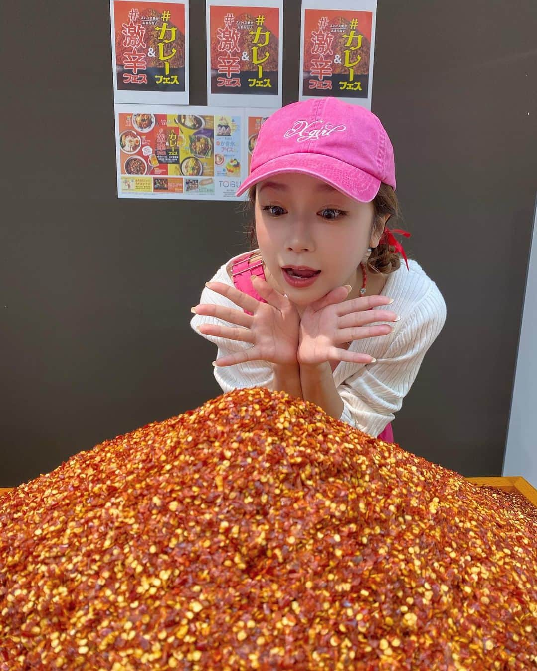 水嶋ひかるさんのインスタグラム写真 - (水嶋ひかるInstagram)「激辛フェストークイベントありまとうがらし🌶️🔥！でした！ 5000本分の唐辛子🌶の山！！！ 8日まで東武百貨店池袋店8Fで開催中です🥰🤝🏻 ひかぴんく一味、ひかぴんく七味も販売中🌶️💗 イベント終わりにたくさんお買い物したのでまた紹介します🤫🌶️ 姫ちゃんイベント誘ってくださりありまとございました☺️💗🤝🏻 . . #東武百貨店池袋店 #激辛フェス #カレーフェス #激辛 #辛党 #激辛グルメ #激辛女子 #今日は何の日 #タクシーの日」8月5日 17時36分 - hikapudayo