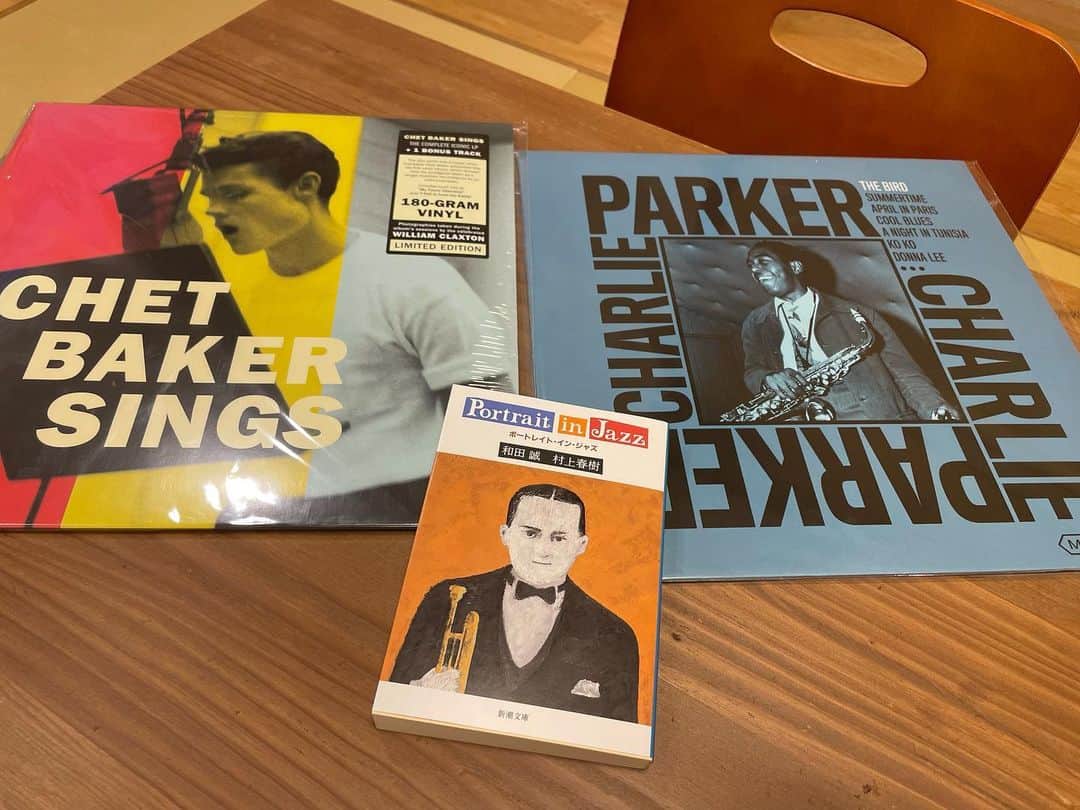 東野幸治のインスタグラム：「正義のミカタのスタッフにJAZZレコードと村上春樹さんの本、ホンモノラジオのスタッフさんには格闘技の人も使ってる疲れがとれるパジャマ頂きました。ありがとうございます！」