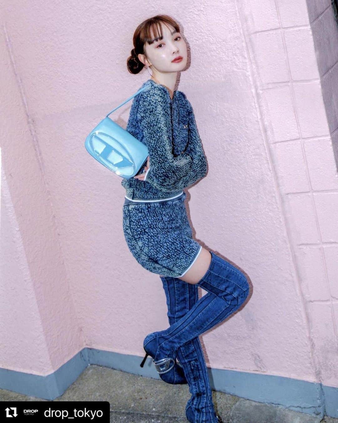 新野尾七奈のインスタグラム：「Thank you💙🖤  #Repost @drop_tokyo with @use.repost ・・・ DIESELのアイコンバッグ「1DR」にプレイフルな新作が登場！Vol.1: Yuki Beniya／王林／駒木根葵汰／新野尾七奈　  2023年秋冬コレクションでは、色鮮やかでポップなカラーと新たなサイズが仲間入り。Glenn Martens (グレン・マーティンス) が手がけるブランドのDNAを体現した1DR (ワンダー) の特徴は、豊富なカラーバリエーションと丸みを帯びた「D」ロゴプレート。今季はさらにクラシックなクロスボディからミニサイズ、ウォレットまで多様なデザインが揃い、オールジェンダーのスタイルにフィットするシリーズとなっている。そんな最新作の1DRを個性あふれるスタイリングで取り入れた、アイコニックな8人のスナップを全2回に渡ってお届け📸 詳細はプロフィールのリンクからチェック⚡️  Photography: Ton  #droptokyo #streetsnap #fashion #ストリートスナップ #DieselFW23 #ディーゼル」