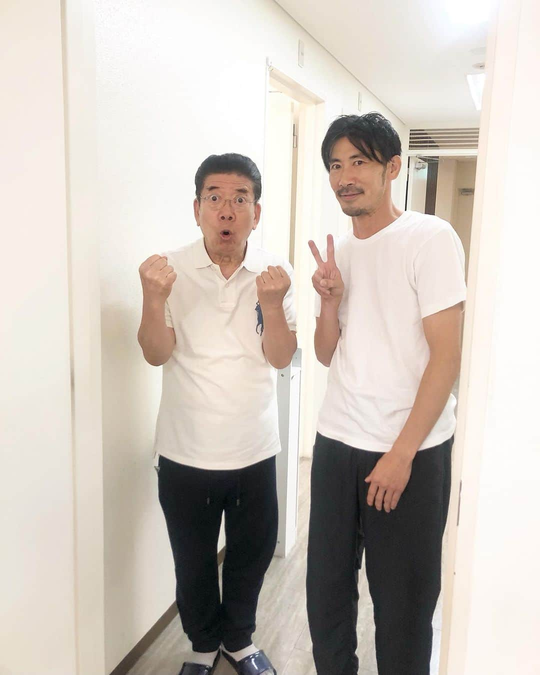 西野恭之介さんのインスタグラム写真 - (西野恭之介Instagram)「きよし師匠と。「小さな事からコツコツと」の「と」の口の時にパシャリ。ありがとうございます。」8月5日 17時48分 - choplin_nishino