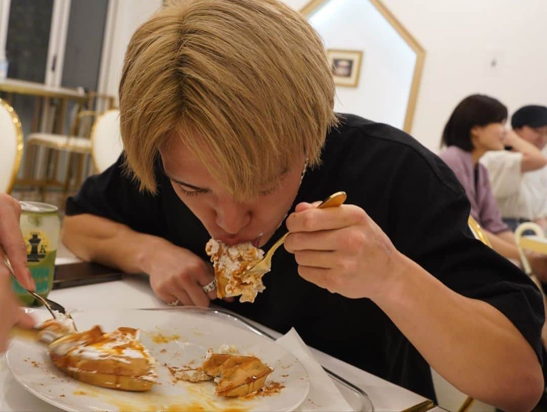田丸辰さんのインスタグラム写真 - (田丸辰Instagram)「. 前回の試合でスポンサーして頂いた 『Waffle Khan』様 @wafflekhan.japan   前回の試合計量終わってから食べたけど、美味すぎた!! 味はもちろん、インスタ映え間違いなしのワッフルです🧇  道頓堀や渋谷109など日本でも何店舗も展開しているので 是非、皆さんも食べに行って見て下さい😆  減量中の今食いてぇ... #wafflekhan @wafflekhan.japan」8月5日 17時49分 - toki.tamaru
