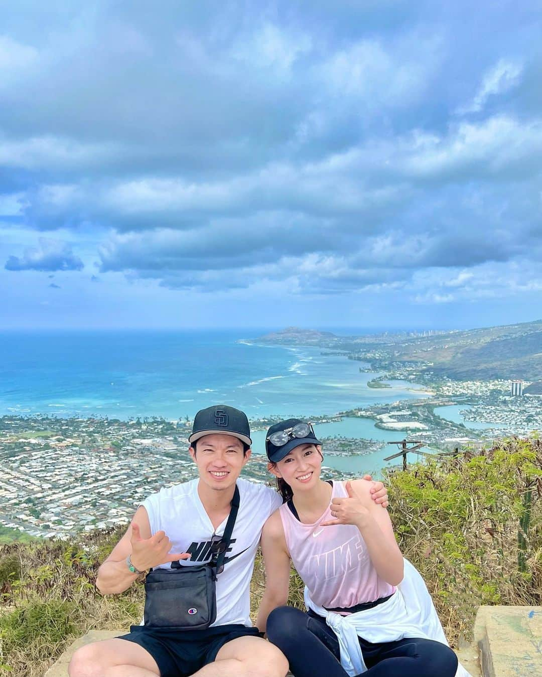 下田奈奈さんのインスタグラム写真 - (下田奈奈Instagram)「ココヘッドトレイル⛰️☀️ ⁡ 古いレール跡の急斜面を1時間ほどかけて 必死に登った山登り記録をします🛤️👣 ⁡ キツめの山は新卒の研修で登った富士山以来🗻 「山登りは人生」とよく例えられますが 本当にキツいからこそ思考が超鮮明になって ぐるぐると色々な考えが頭を巡ります🕊️ ⁡ 今回登りながら頭に思い浮かんだことをメモ✍🏻 ⁡ ⚫︎頂上に見える場所に着くとまた次の頂上 山登りをしていると、自分にとって頂上に見えてる場所まで登ると次の頂上が見えるという現象が繰り返されます。ステップアップしていかないと見えない景色があるし、その人が置かれている状況ごとで違う悩みや壁が存在するんだな〜って感じさせられました🫢 ⁡ ⚫︎一歩一歩でも着実に前に進めばゴールに近付く ココヘッドトレイルは急斜面を登り続けるので休憩せずに登ることは難しいです。なので、他の登山客の方と抜かしたり抜かされたりを繰り返しながら地道に登っていきます。人生もこんな感じで、皆変わるがわる、頑張って登る時もあれば少し休む時もあるのかなと。のろのろ進んでた私がダッシュしてた人が休んでる所に追いつく瞬間もあったりと、意外と人生こんな感じでいい時も悪い時もあるのかなと。だから、「もう登れない」というほど無理をしてしまってリタイアをすることになったり、踏み外して大怪我をしてしまうのが一番危険‼︎無理をし過ぎずに一歩一歩進んでいくことが大切だなと思いました🐾 ⁡ ⚫︎後ろを振り返ると急斜面で怖いから前を向こう ふと後ろを振り返ると急斜面なので物凄く怖くて足が震えて怖気付きました。人生も過去を振り返ってしまうと急に新しい一歩が不安になることがあるけど、ここまで進んできた自分を信じて、あとは前だけ見て進んでいくことが大切だなと思いました。 ⁡ ⚫︎しんどい道も仲間と一緒だから頑張れる 今回一人だったら、しんどい＆不安で絶対に登り切れなかったココヘッドですが、夫の声かけやサポートのお陰で安心して前に進むことができました。やっぱり一緒に前に進んでくれる仲間がいることって何より心強いことだと感じられました‼︎ ⁡ ⁡ って、山登りはポエマーにさせられるのか🤣⁉️笑 ⁡ こんな感じで山登りしてると頭がフル回転で 人生とシンクロさせた思考が巡らされますね🪄✨ ⁡ 頂上からのハワイが一望できる景色にも感動したな🏝️ ⁡ ⁡ ヘトヘトになったけど夫と一緒に チャレンジできて良かった〜😎 一緒に登ってくれてありがとう🤙🏻 ⁡ ⁡ #山登り #山登り初心者 #ココヘッド #ココヘッドトレイル #ココクレーター #cocohead #cococrater #hawaiimountains #hawaiihoneymoon」8月5日 17時49分 - shimodanana