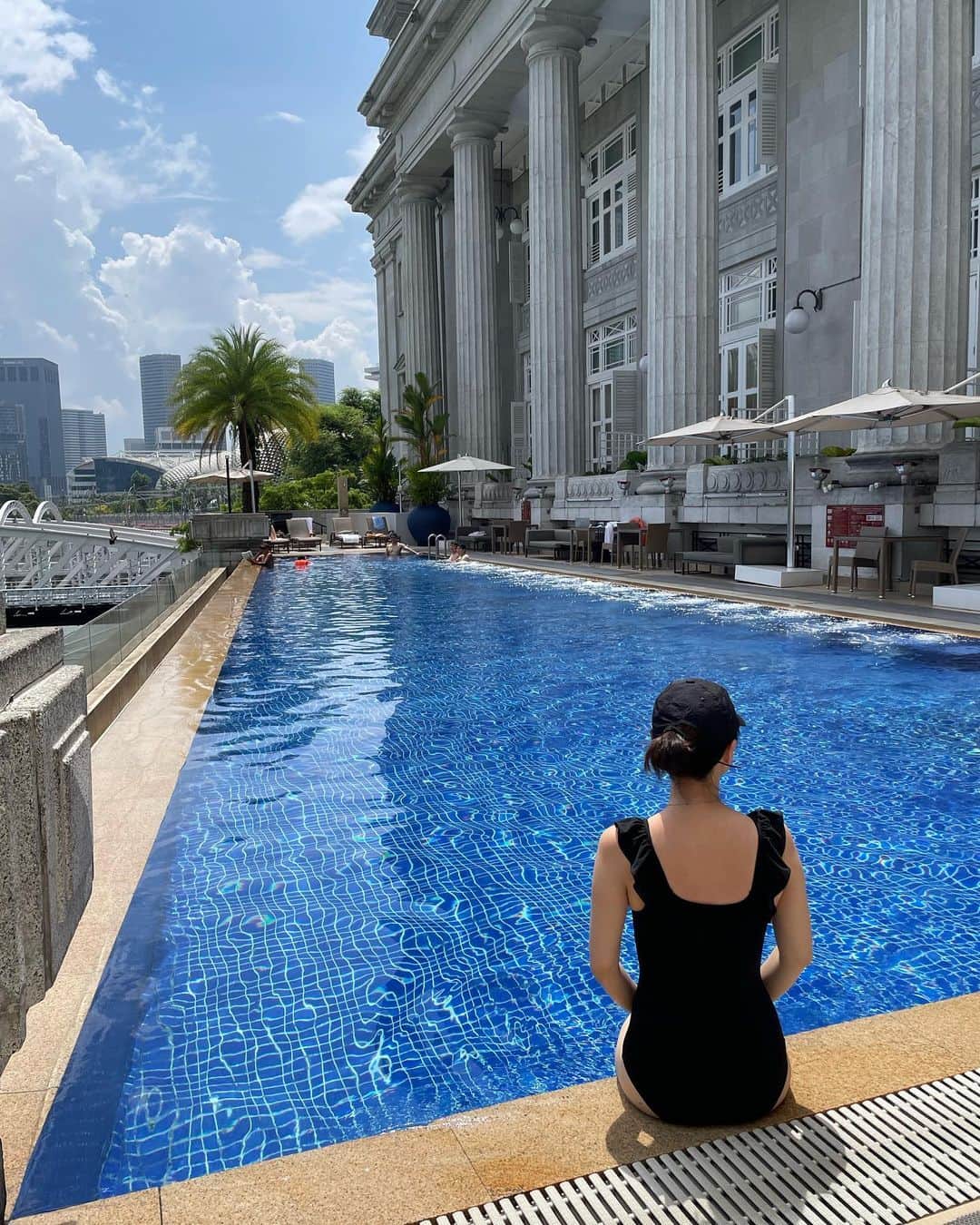 吉原珠央さんのインスタグラム写真 - (吉原珠央Instagram)「東京の猛暑に慣れていたせいか、シンガポールの暑さは余裕です😊  お昼頃までホテルでゆっくり。アクティブな娘が声をかけてくれないと、ずっとのんびり過ごしていまいそうです。  #シンガポール #朝時間  #プール #チェス #息子と夫の真剣勝負 #アクティブな娘 #singapore」8月5日 17時59分 - tamaoyoshihara