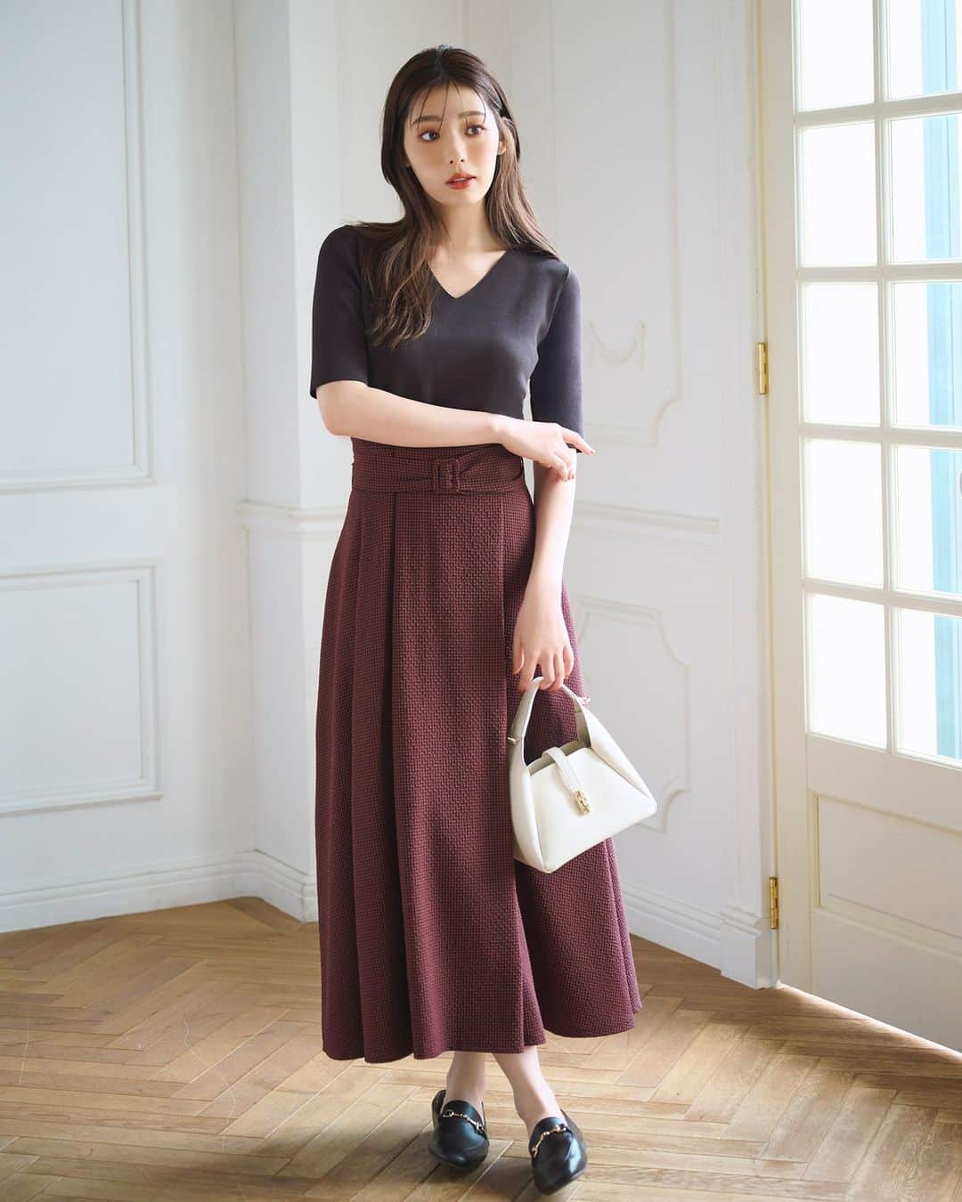 NATURAL BEAUTY BASICのインスタグラム：「中村里帆さんが纏う 新作のwebカタログが大好評公開中✨  ■総針ベーシックシリーズＦＷⅡ ¥6,930 tax in size:FR color:モカチャコール/オフ/ピンク #0173270800  ■ミニギンガムタックフレアスカート ¥10,450 tax in size:S/M/PS color:ベージュ×クロ/バーガンディ×クロ #0173220840  -----------------------------  Latest Glamorous Feat.Riho Nakamura  中村里帆さんが纏う、秋のNewコレクションをデリバリー。 シャイニーなメランジニットに レトロシックなヴィンテージプリントにツイード…… 秋のムードをぐっと盛り上げてくれる、 センシュアルかつ華やかなデザインに注目です。  #中村里帆 さん #Vネックニット #ギンガムチェック #チェックスカート  #秋先取り #秋コーデ #お出かけコーデ #オフィスコーデ #オフィスカジュアル #通勤コーデ #大人可愛い #カラーコーデ  #着回しコーデ #きれいめカジュアル  #ベーシックコーデ #ベーシック #ナチュラルコーデ #トレンドスタイル #シンプルコーデ #ナチュラルビューティーベーシック #naturalbeautybasic」