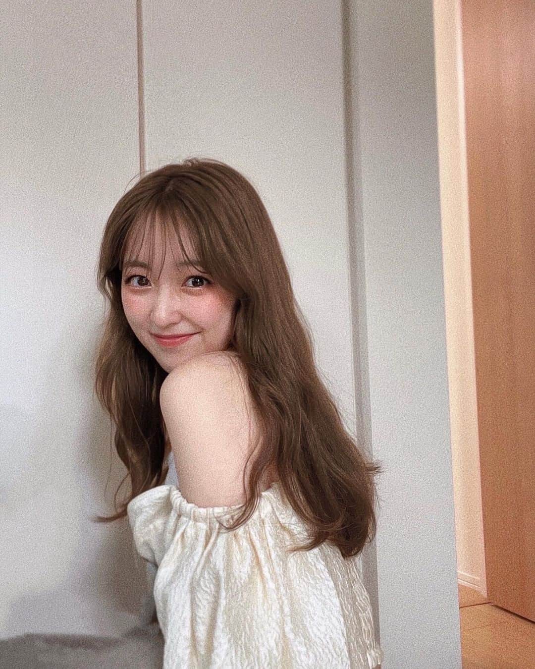 大野愛友佳のインスタグラム：「hair care🧴  特別な日とデイリーで分けてるんだけど、 これは成分がサロンのより凄くて仕上がりも良いのに市販で買えるって話題になってたもので、かなりコスパ良いからデイリーに使ってる◎  本当にサロン帰りみたいにサラっとしてくれる🧼⚪︎  シルクとかカシミヤの上質な補修成分や洗浄成分もコラーゲン由来のものが入ってるから、洗い上がりがとろけるみたいなの✨  ロフトとかバラエティショップや、マツキヨとか一部のドラッグストアでも買えるよ◎  #プリュスオー#シャンプー#ヘアケア#pluseau_ad #オフショル#155cm#骨スト#骨格ストレート#イエベ春」