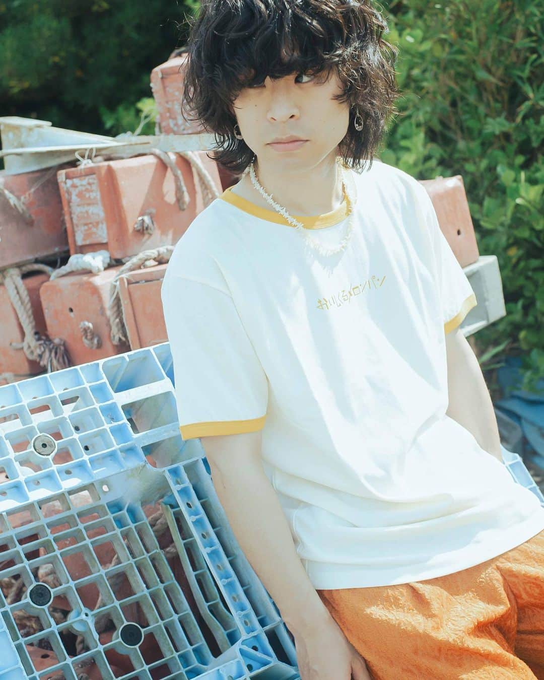 のインスタグラム：「. おいしくるメロンパン新フェスグッズのご紹介！  ■カクバリロゴリンガーTシャツ（グレートレモン）  カクバリロゴリンガーTシャツの新色が登場🍋 夏フェスにぴったりの元気で爽やかなカラー、是非ゲットしてくださいね✨  峯岸着用：XL  ナカシマ着用：L 原着用：L  Photo by @n_t_m.k  #おいしくるメロンパン #フェスグッズ #新グッズ」