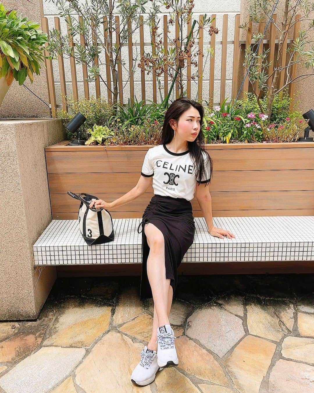 mahoのインスタグラム：「(*´꒳`*)🌸 。 珍しく#tシャツコーデ ❤️ 最近#セリーヌ　@celine  可愛くてハマってる☺️✨ 。 。 skは横スリットなってるよ🙋‍♀️ 。 。 。 。 。 。 #fashion#ファッションモデル#専属モデル#海外進出 #トリオンフ#花火大会」