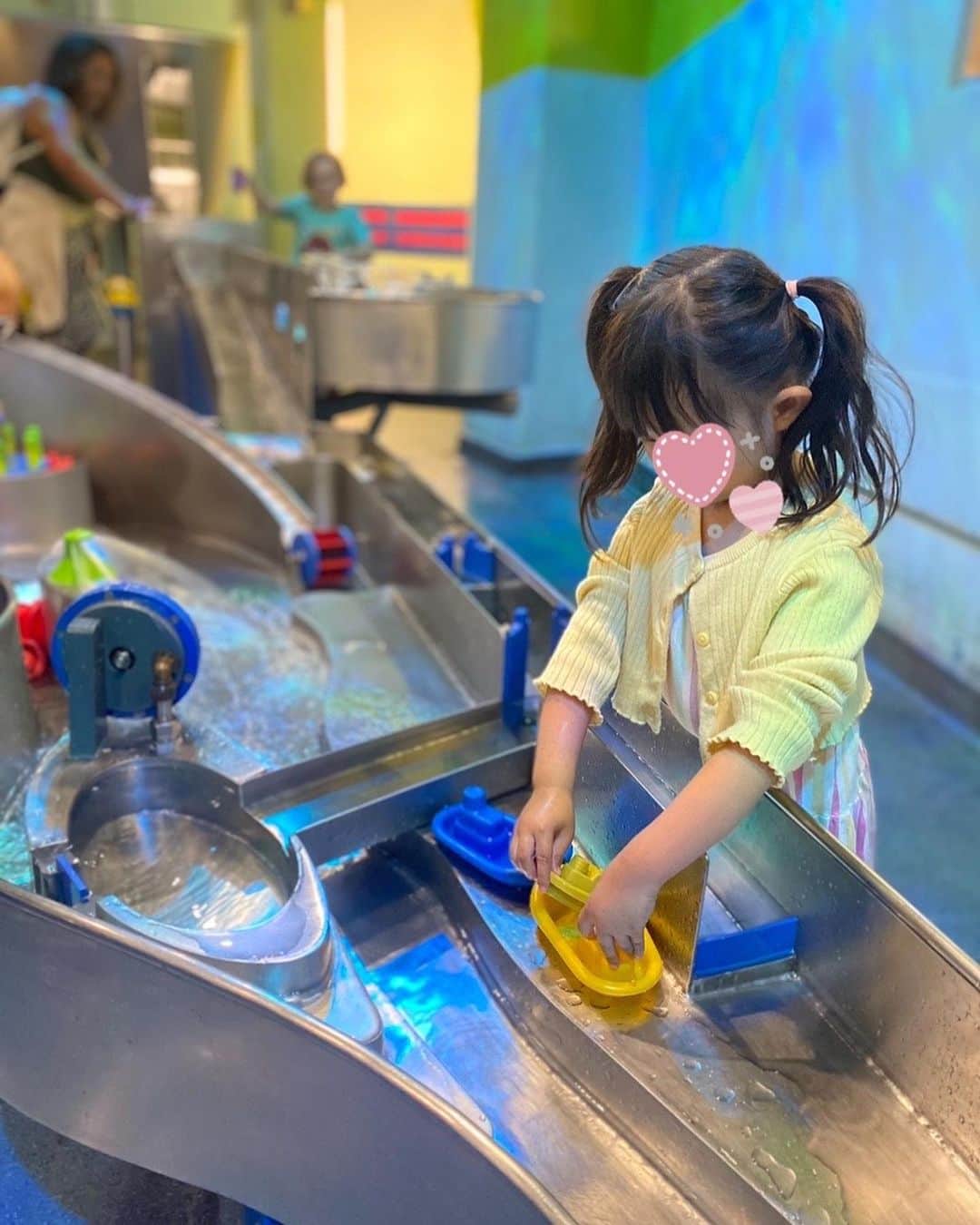 酒向杏奈のインスタグラム：「. . "Science museum" . . ここも娘が気に入って、何回かリピートした科学博物館🌏 . 地下にある"The garden"というキッズスペースが雨の日にもとっても助かりました！ . ボストンで同じ保育園だったお友達がイギリスに引越していたので約1年ぶり⁈再会👫 . ToddlerからBoyになっていて、可愛いかった〜😍二人のやりとりにもキュン💓 . . #sciencemuseum  #london #最後のはSciencemuseumの帰りに娘が撮ってくれた写真 #全身入っててパパより上手いかも😂」