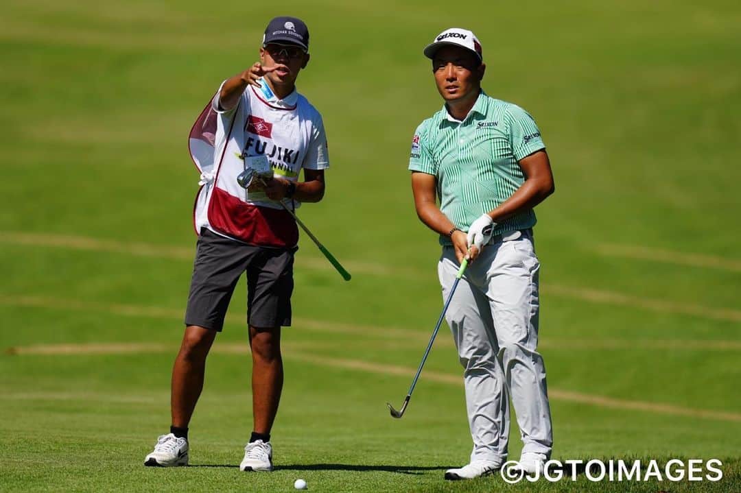  JGTO 男子プロゴルフツアーのインスタグラム：「『横浜ミナト Championship ～Fujiki Centennial～』第3ラウンド⛳️   プロ13年目の28歳、稲森佑貴が初日からの首位を守った💪😤 5年前にここで「日本オープン」が行われたときから、感じていた。 当時も「飛ばし屋有利なコース」と、痛感しながらのツアー初優勝だった🏆✊🏻   「彼らは彼らの世界がある。僕は僕の世界で頑張ります」と、改めて心に誓った。 「5年前の初優勝の喜びは、今も鮮明に覚えています」と、今も噛みしめる。横浜で、またひとつ忘れられない思い出を作る😊👍🏻  #jgto #golftournament #男子ゴルフ #横浜ミナトチャンピオンシップ #横浜カントリークラブ #稲森佑貴」