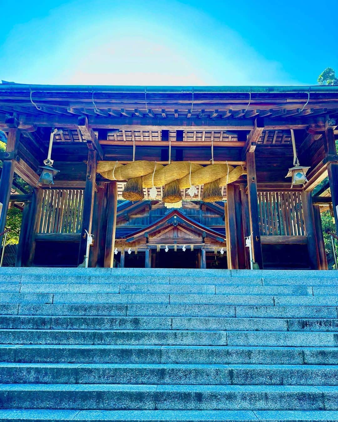 谷川じゅんじさんのインスタグラム写真 - (谷川じゅんじInstagram)「Flagship Ebisu Shrine. 島根松江美保関。三方がぐるっと海に囲まれた岬の突端にある美保神社。全国あまたのえびす様総本宮は、やさしいひかりと海風が吹き抜ける日本の原風景でありました。ますます日本が面白い。やさしい週末は始まったばかり。#goodvibesonly #goodneighbors #thisisjapan」8月5日 18時01分 - junjitanigawa