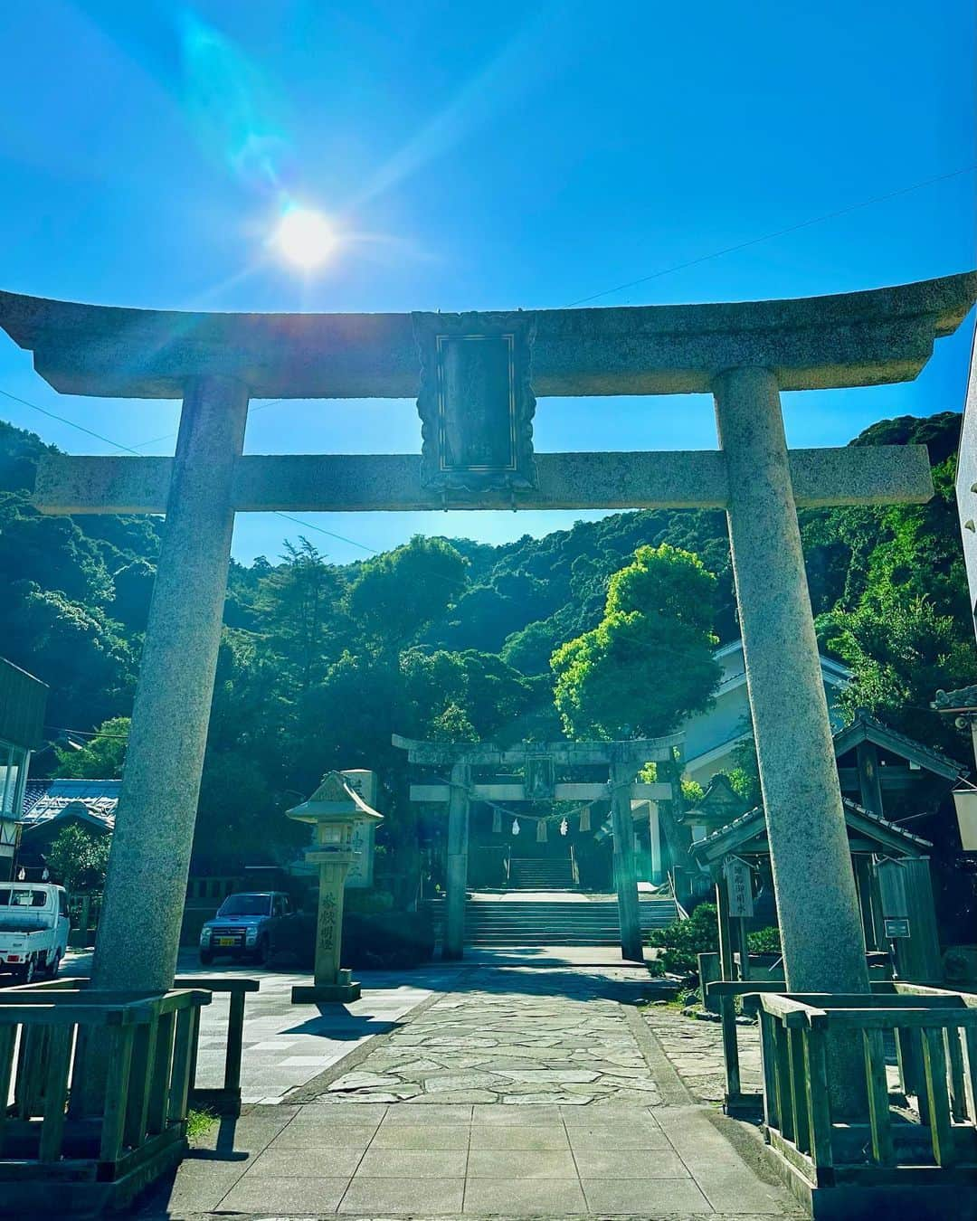 谷川じゅんじさんのインスタグラム写真 - (谷川じゅんじInstagram)「Flagship Ebisu Shrine. 島根松江美保関。三方がぐるっと海に囲まれた岬の突端にある美保神社。全国あまたのえびす様総本宮は、やさしいひかりと海風が吹き抜ける日本の原風景でありました。ますます日本が面白い。やさしい週末は始まったばかり。#goodvibesonly #goodneighbors #thisisjapan」8月5日 18時01分 - junjitanigawa